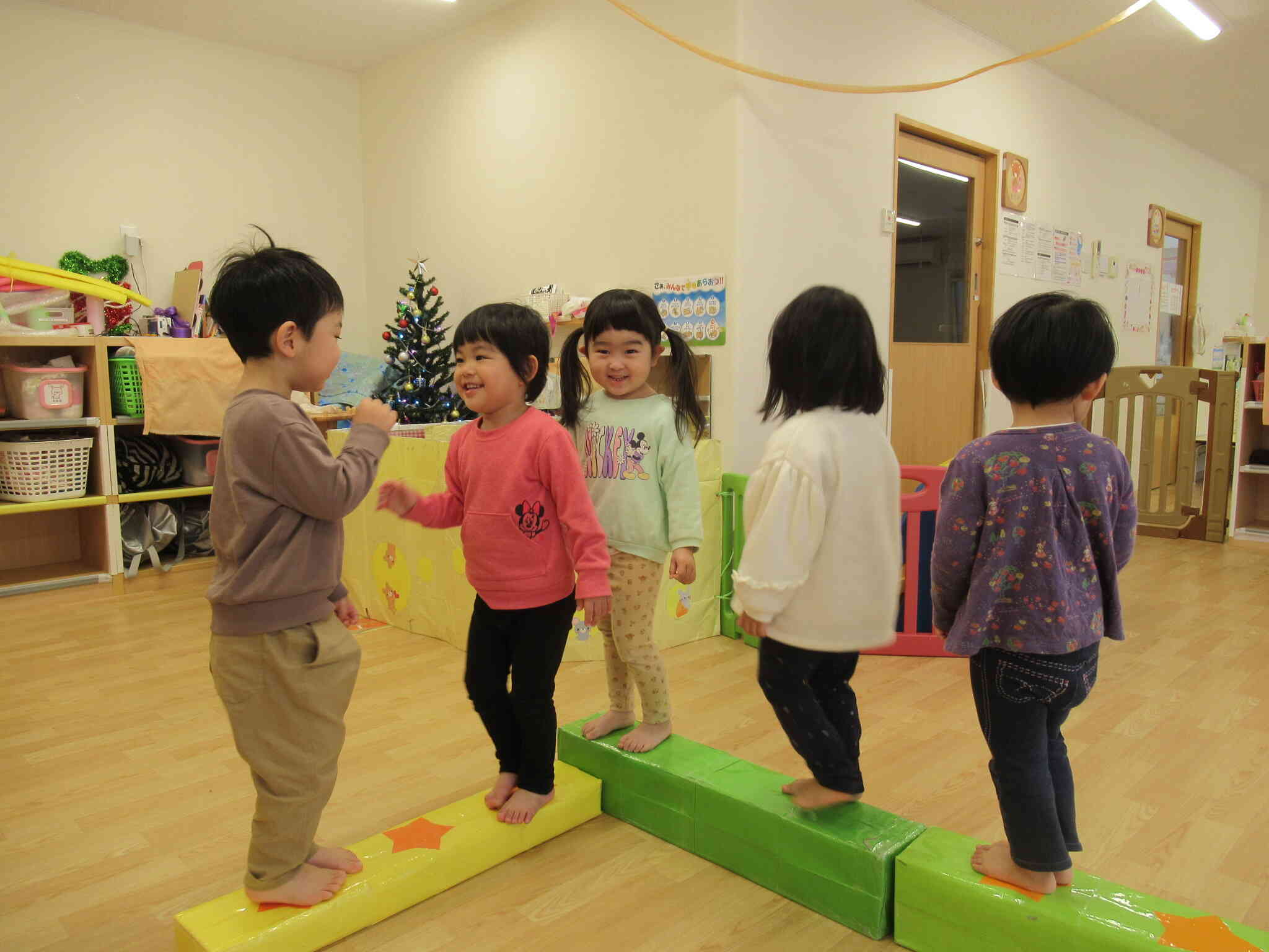 一本橋、順番に渡るよ～！