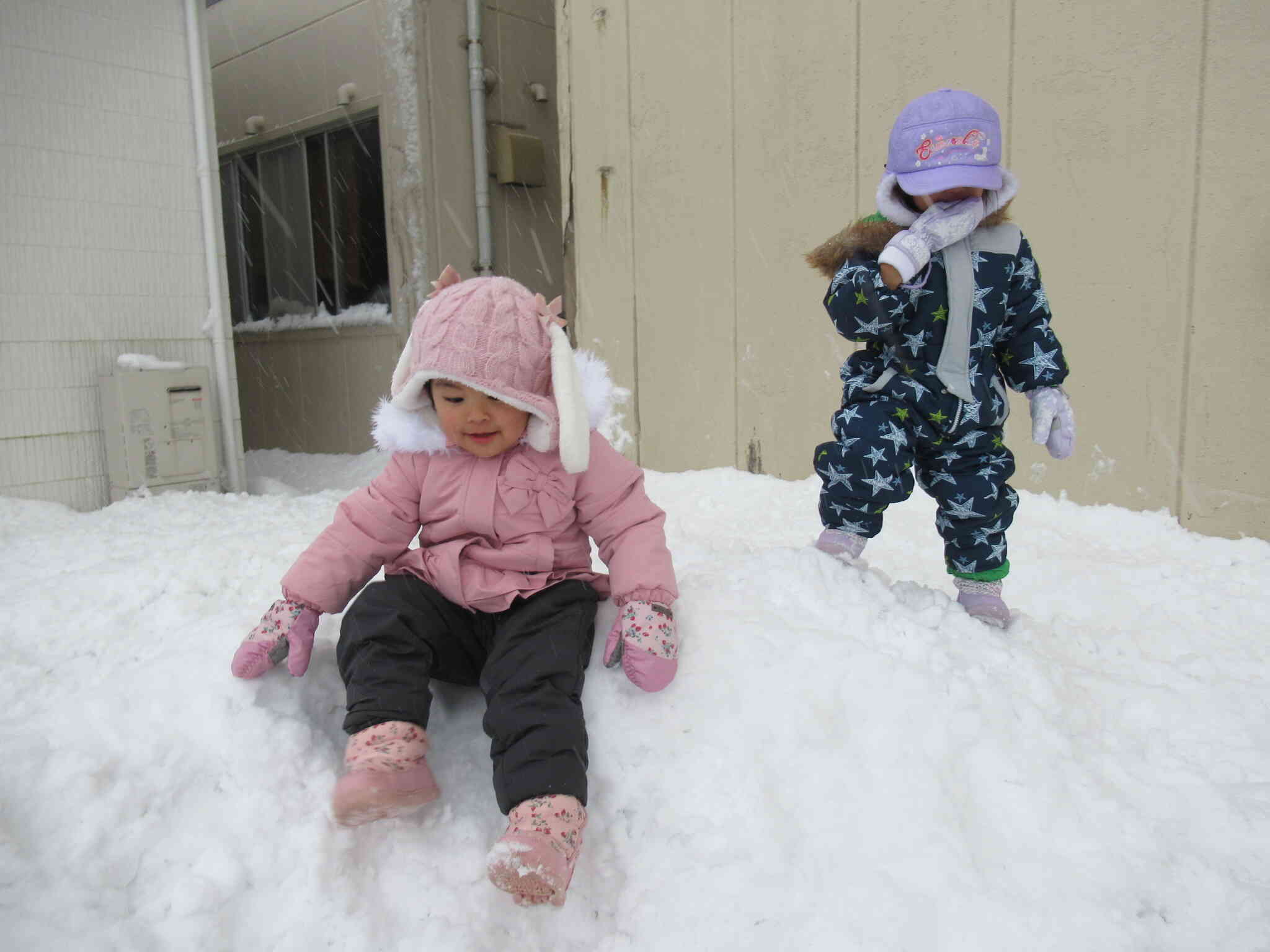 雪のすべり台、1人で滑れるよ～♪