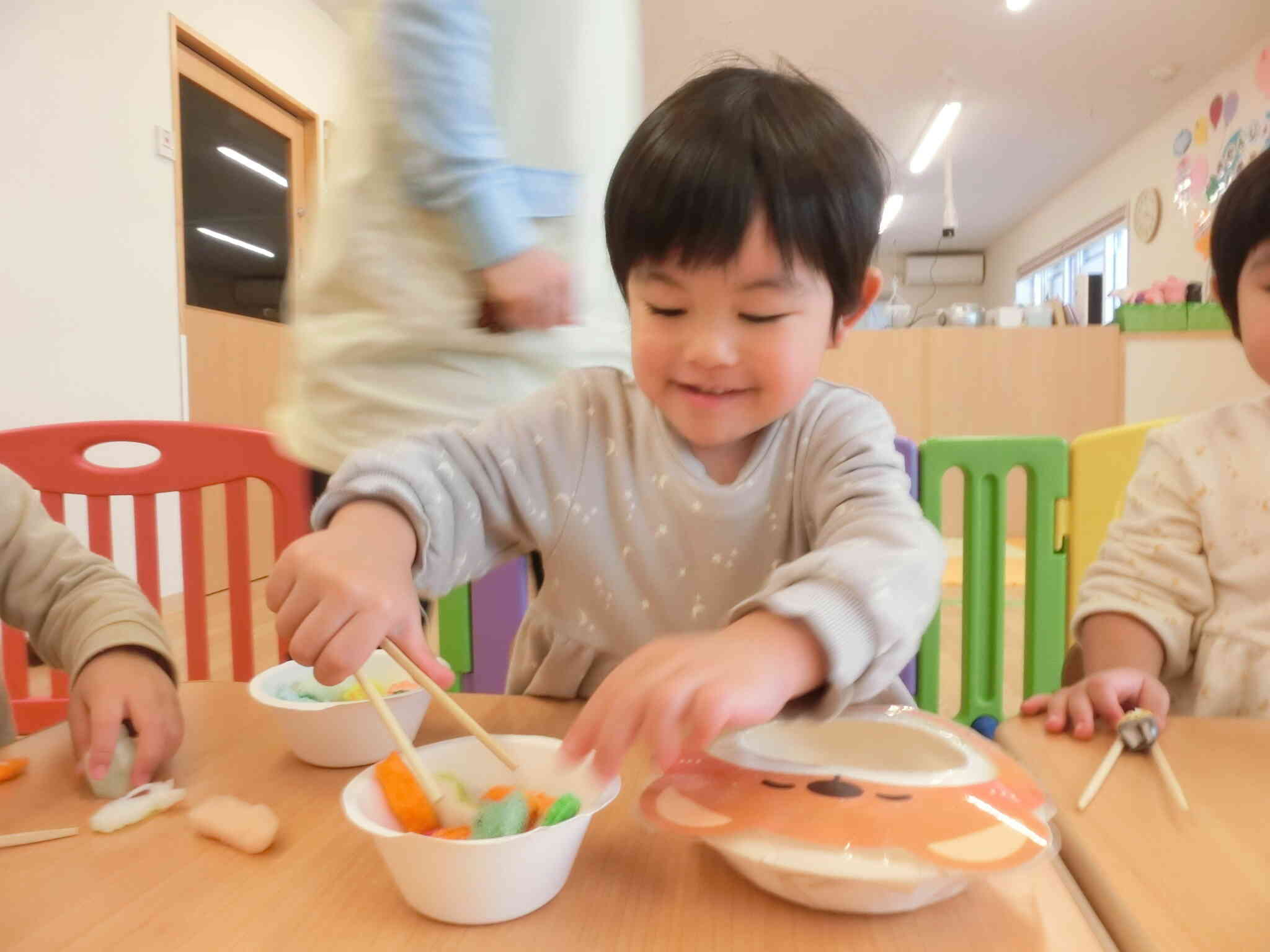 箸の持ち方、難しいけど頑張って持ったよ☆