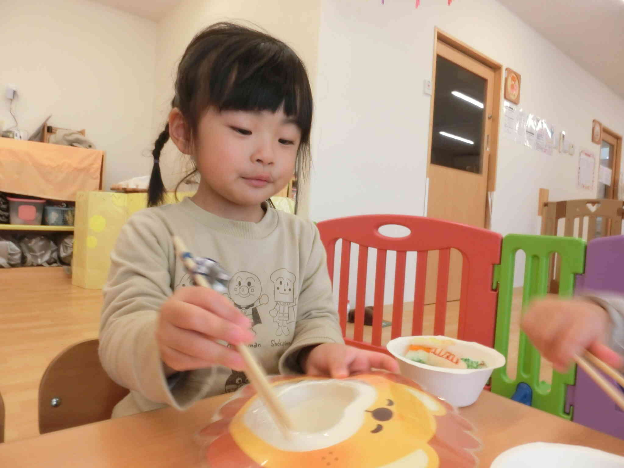 くまさんモグモグ、美味しいですか～？