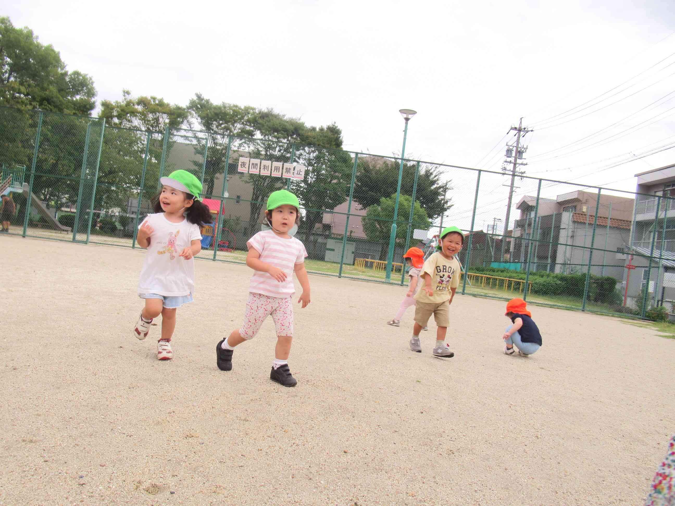 園庭がないので近くの公園で思いっきり遊びます