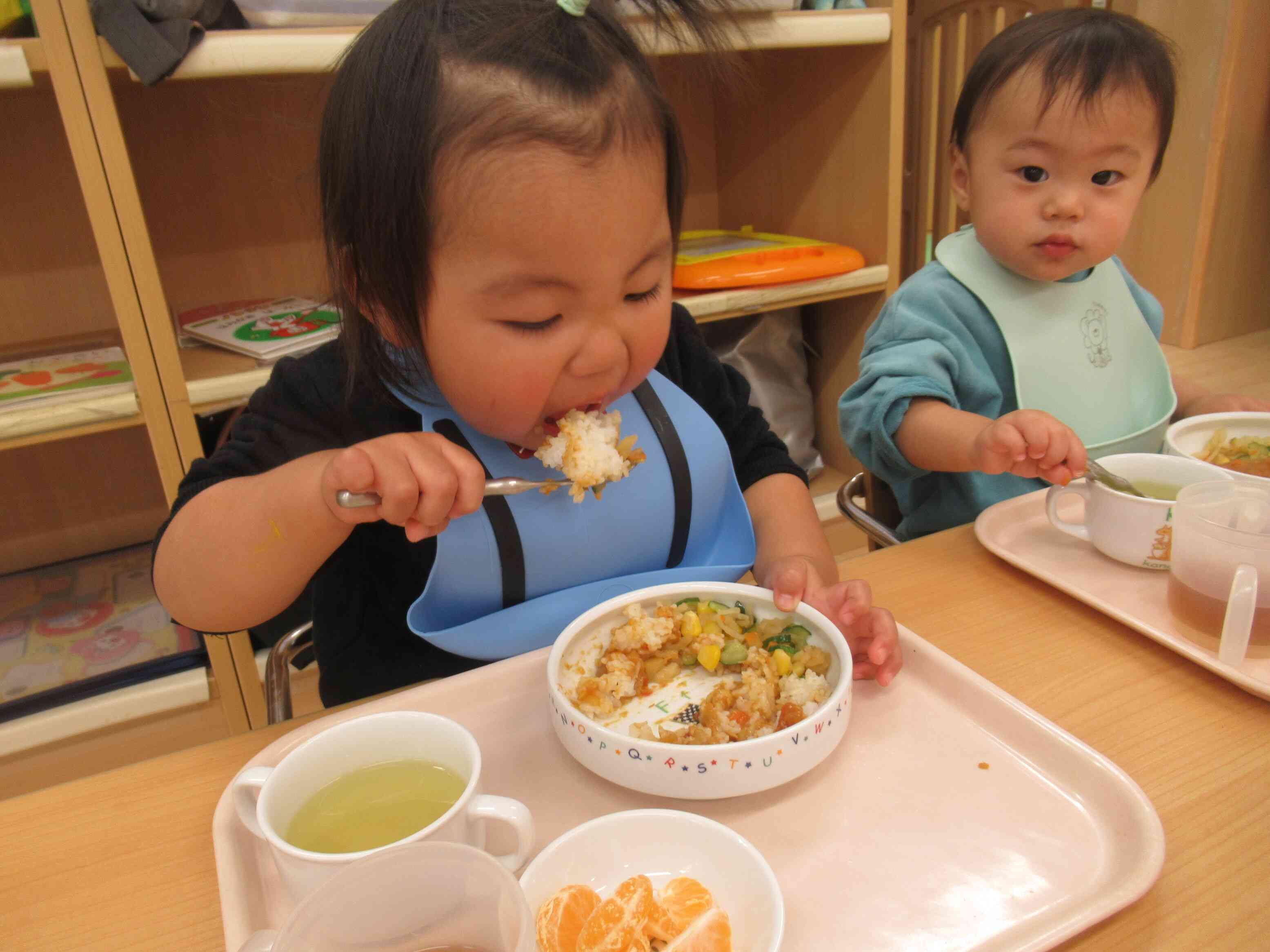 お給食も自分たちでたべられます。食べることも大好きなひよこ組です。