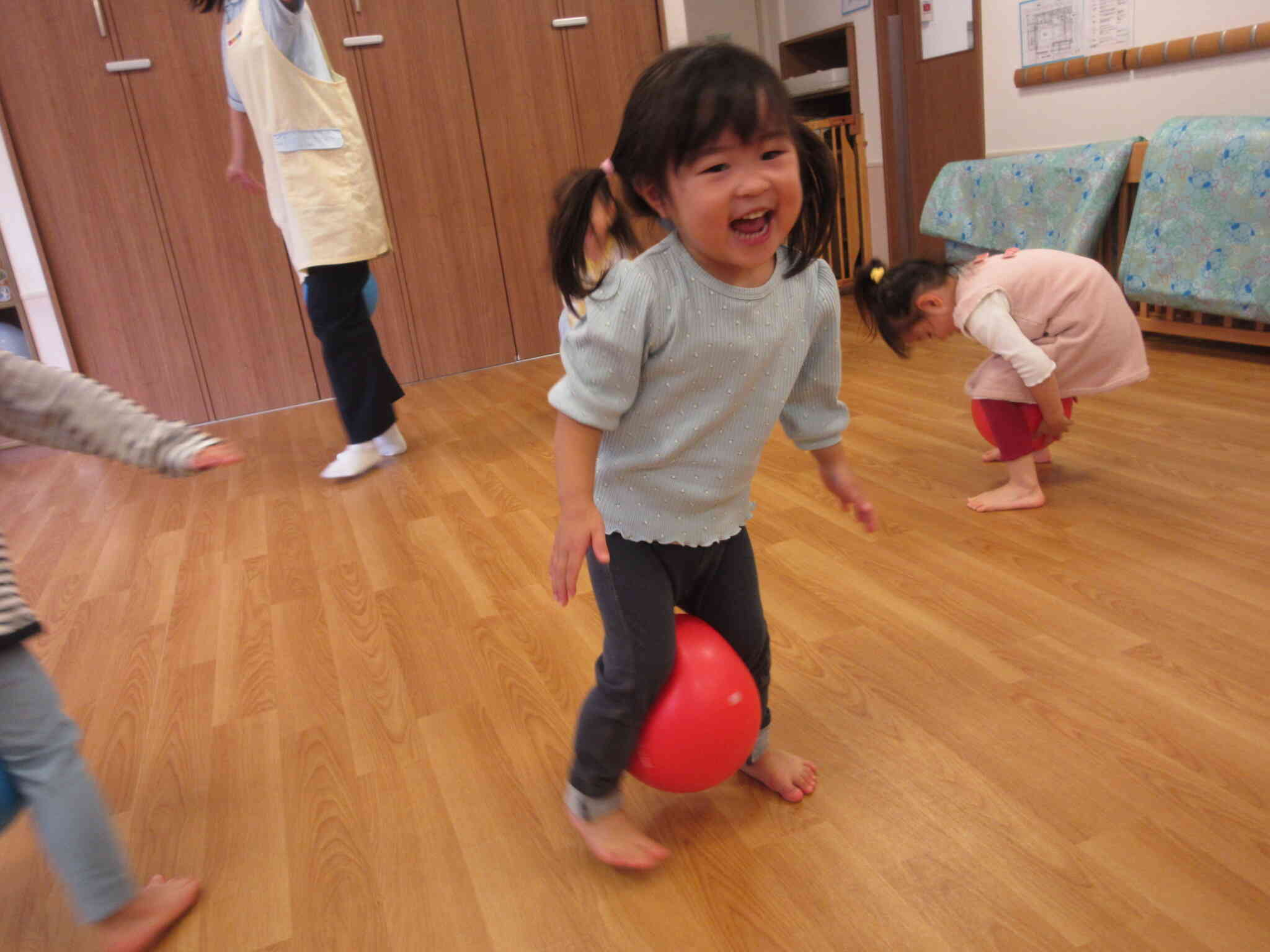 足に挟むのも上手上手！