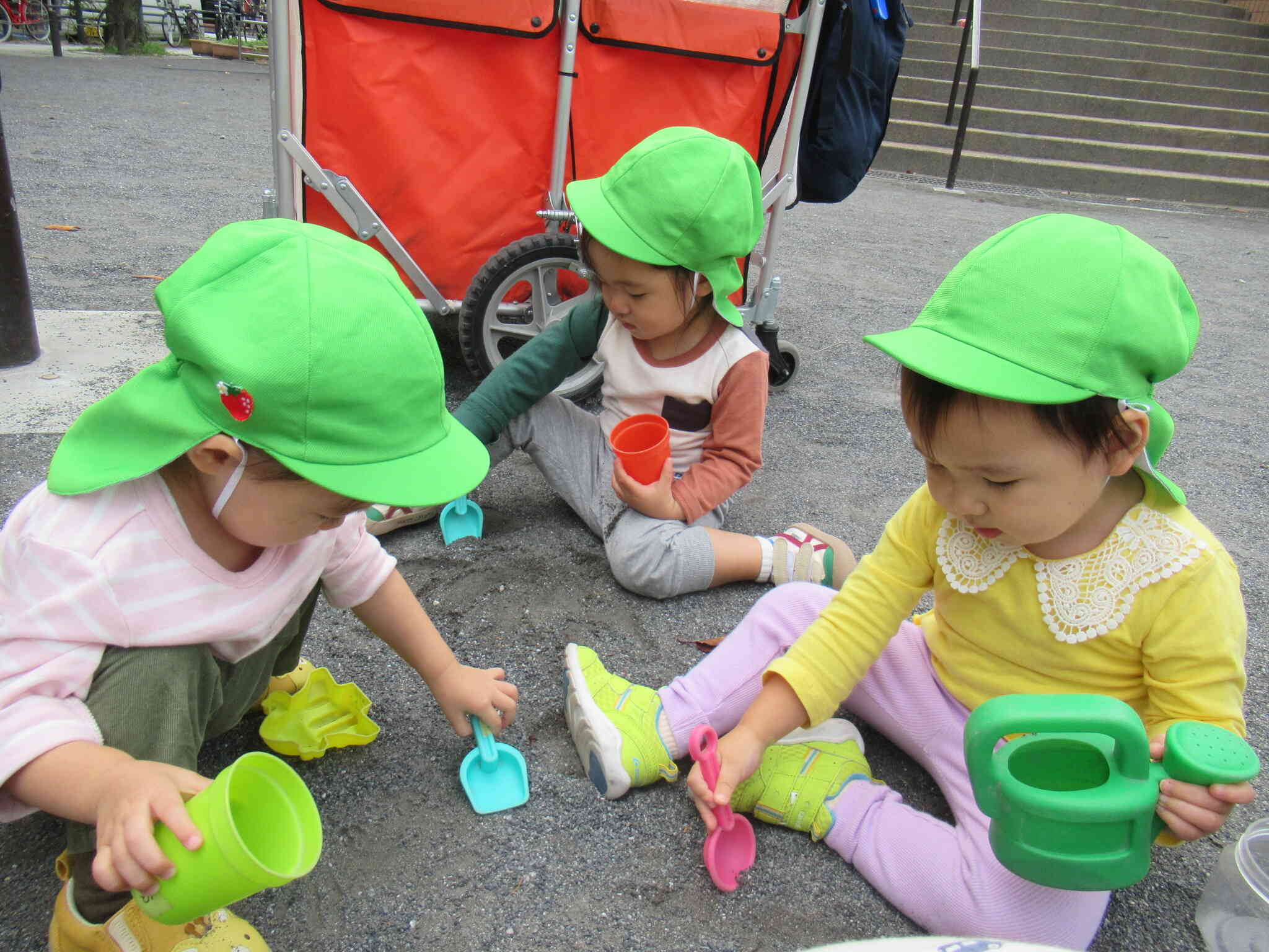 お砂場遊び楽しいな！（1歳児）