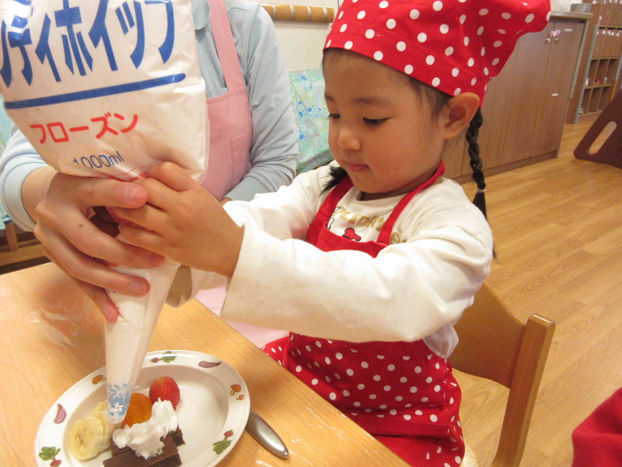 焼けたケーキにトッピング♪