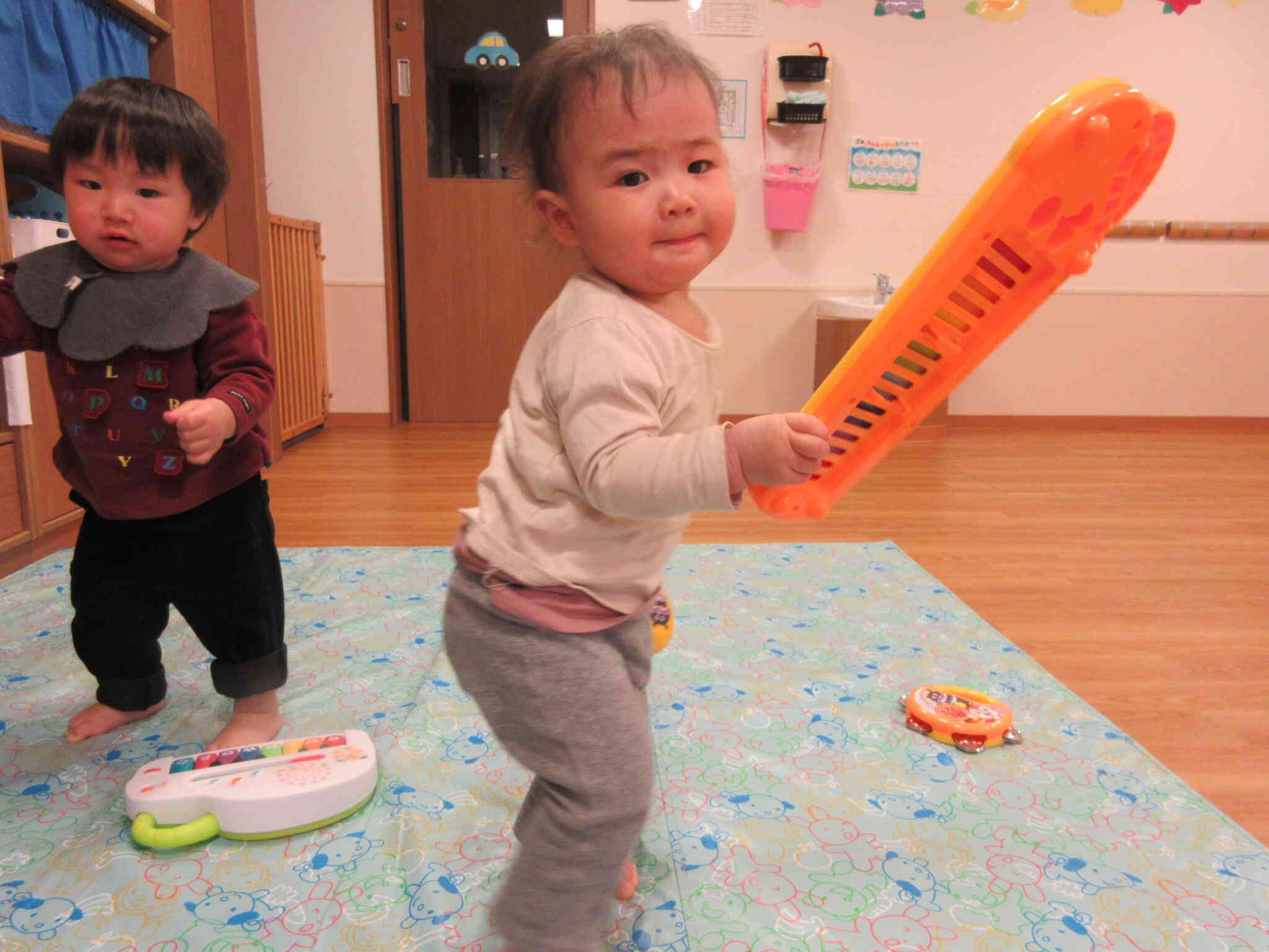 楽器遊びしたよ♪（0歳児）