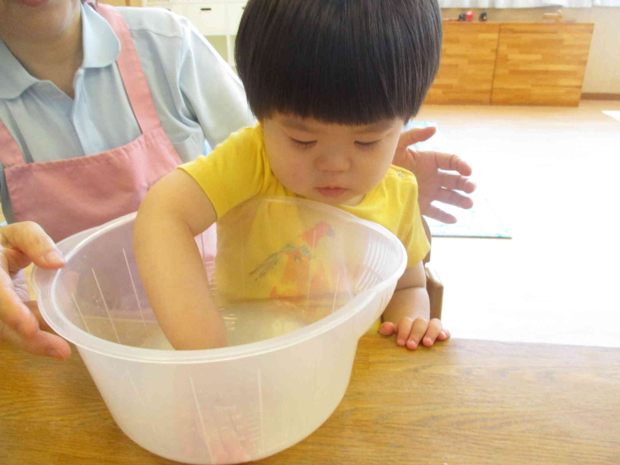 お米研ぎ、おにぎり作り（食育・２歳児クラス）