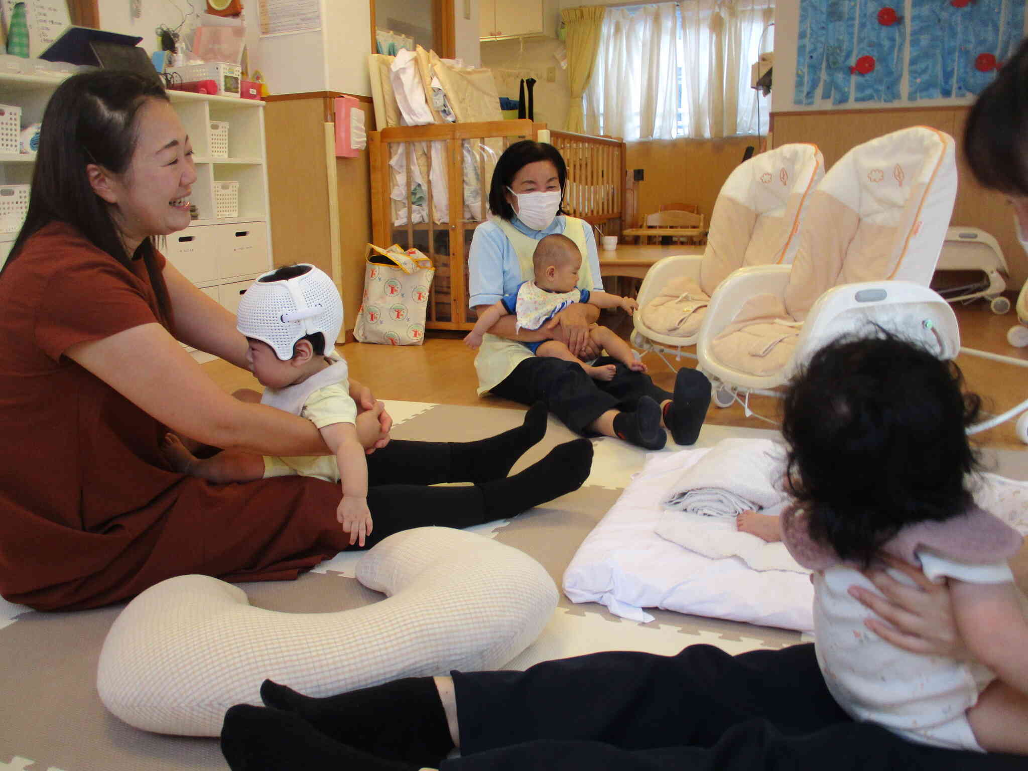 先生の膝の上でトントン！上下に揺れています。