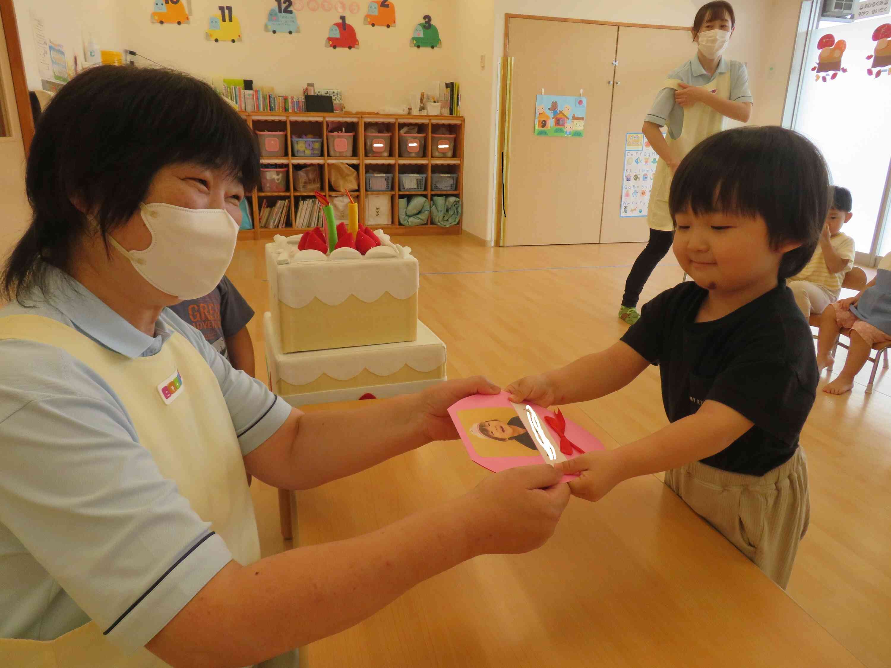 おめでとう！と園長先生から色紙をもらい、とっても嬉しそう♪