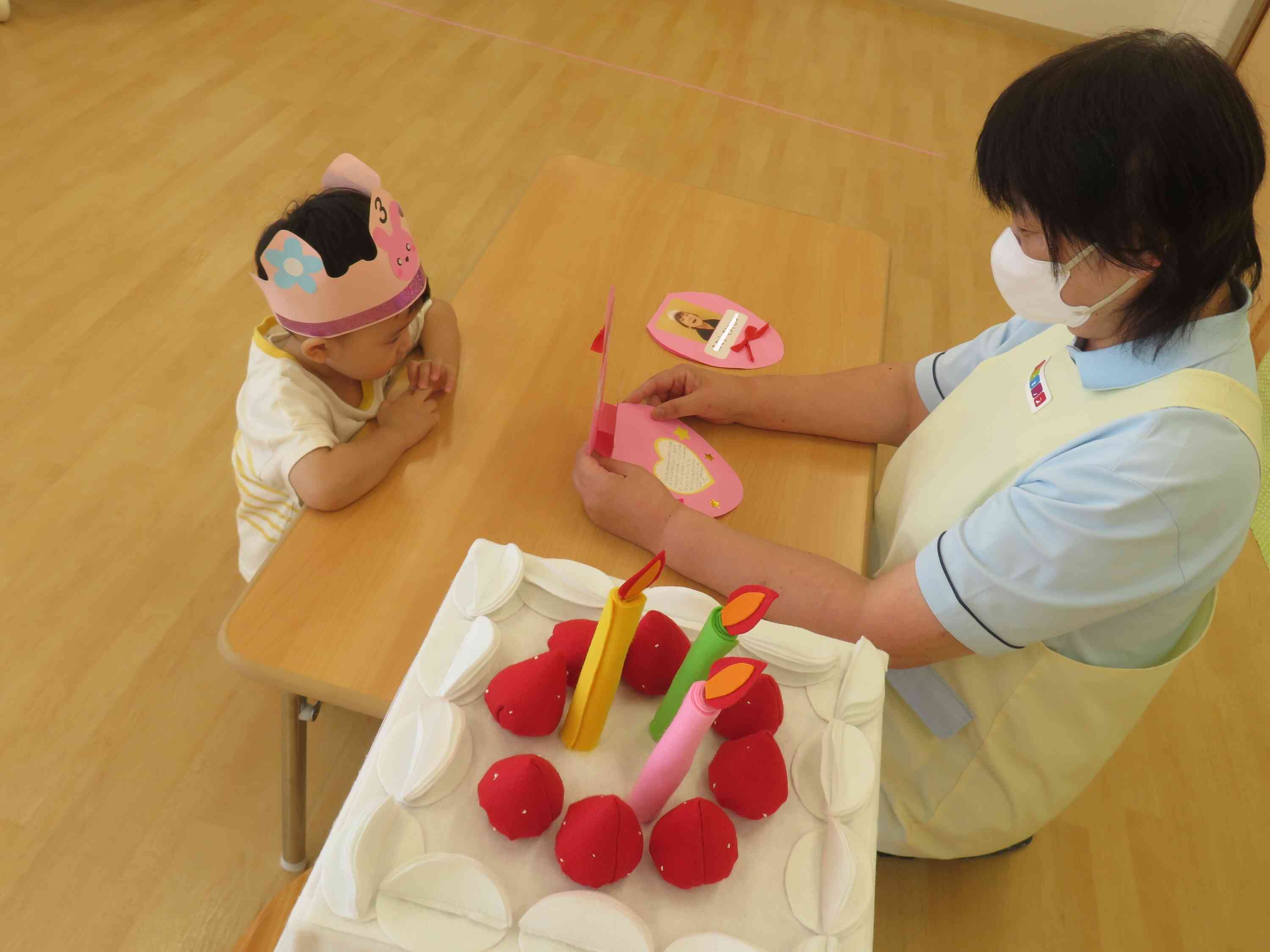 ちょっとドキドキしながら園長先生から色紙のプレゼント♪