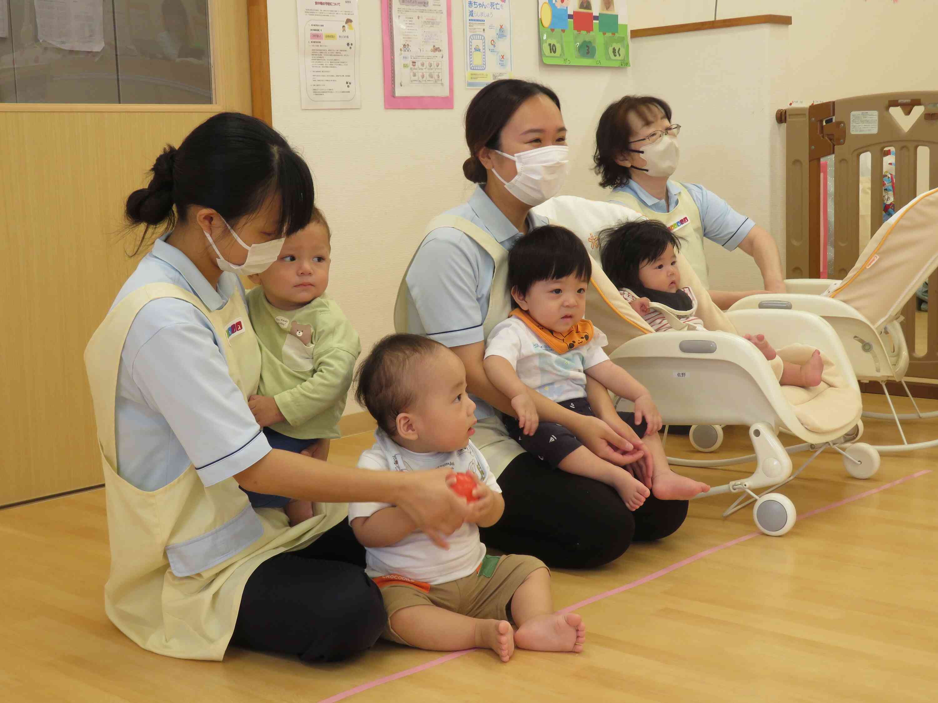 0歳児のひよこ組さんも、英語の歌が始まると興味津々でした。