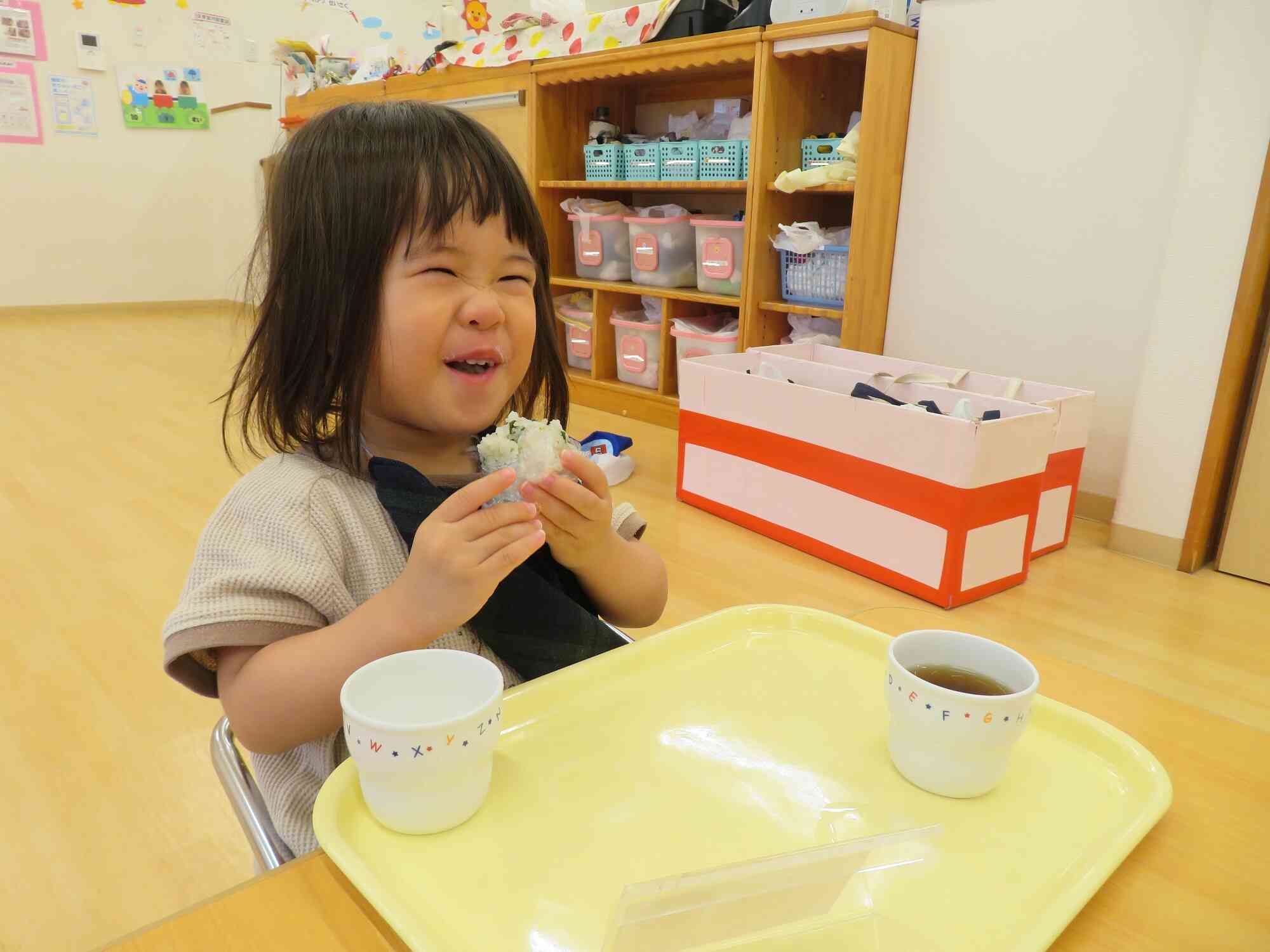 1歳児クラスのお友だちもおにぎりのおいしさにこの笑顔♡