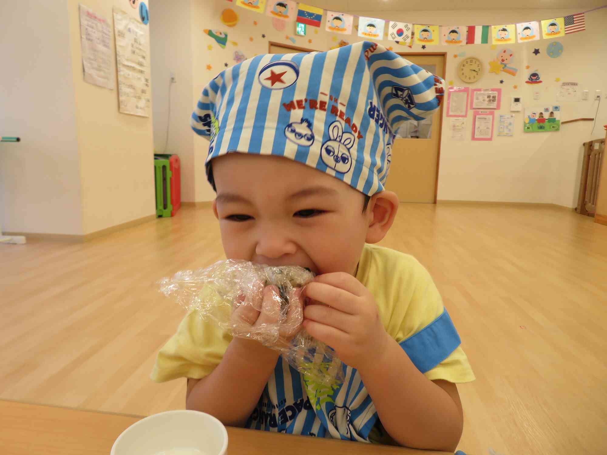 大きなお口で「あ〜ん、ぱくっ！」