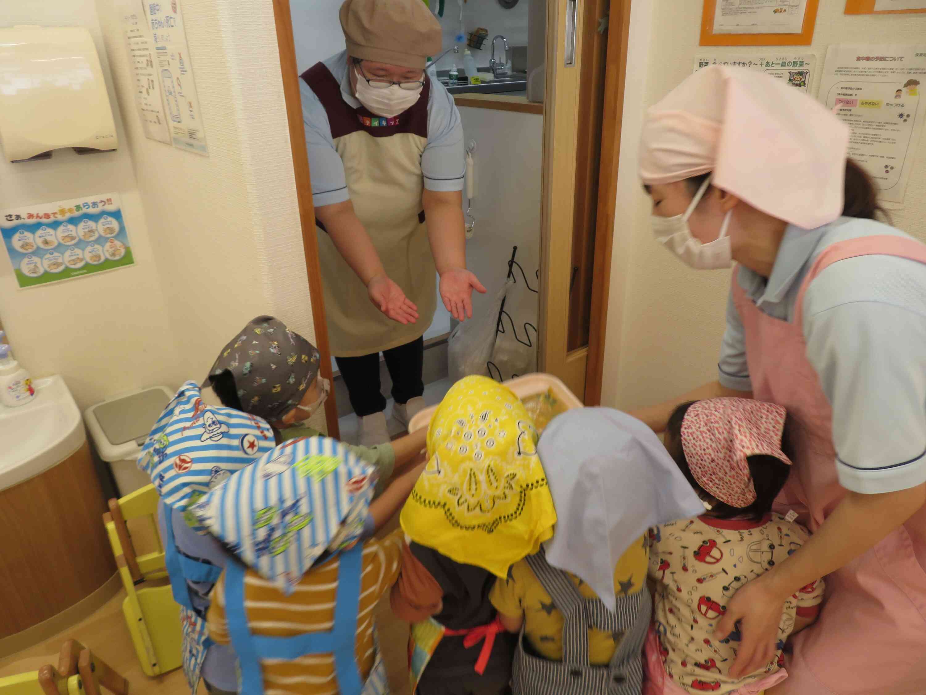 つぶしたかぼちゃは、みんなでお給食室まで運びました！