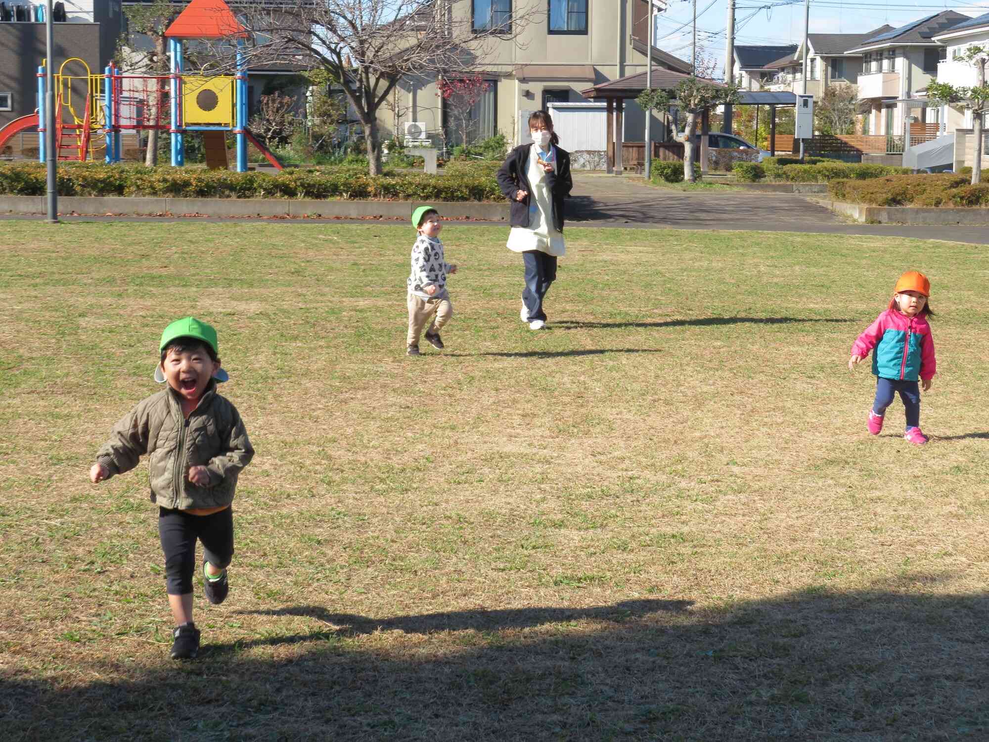 防犯訓練の後は、公園の広場で追いかけっこをしたりおもいっきり体を動かして遊びました！