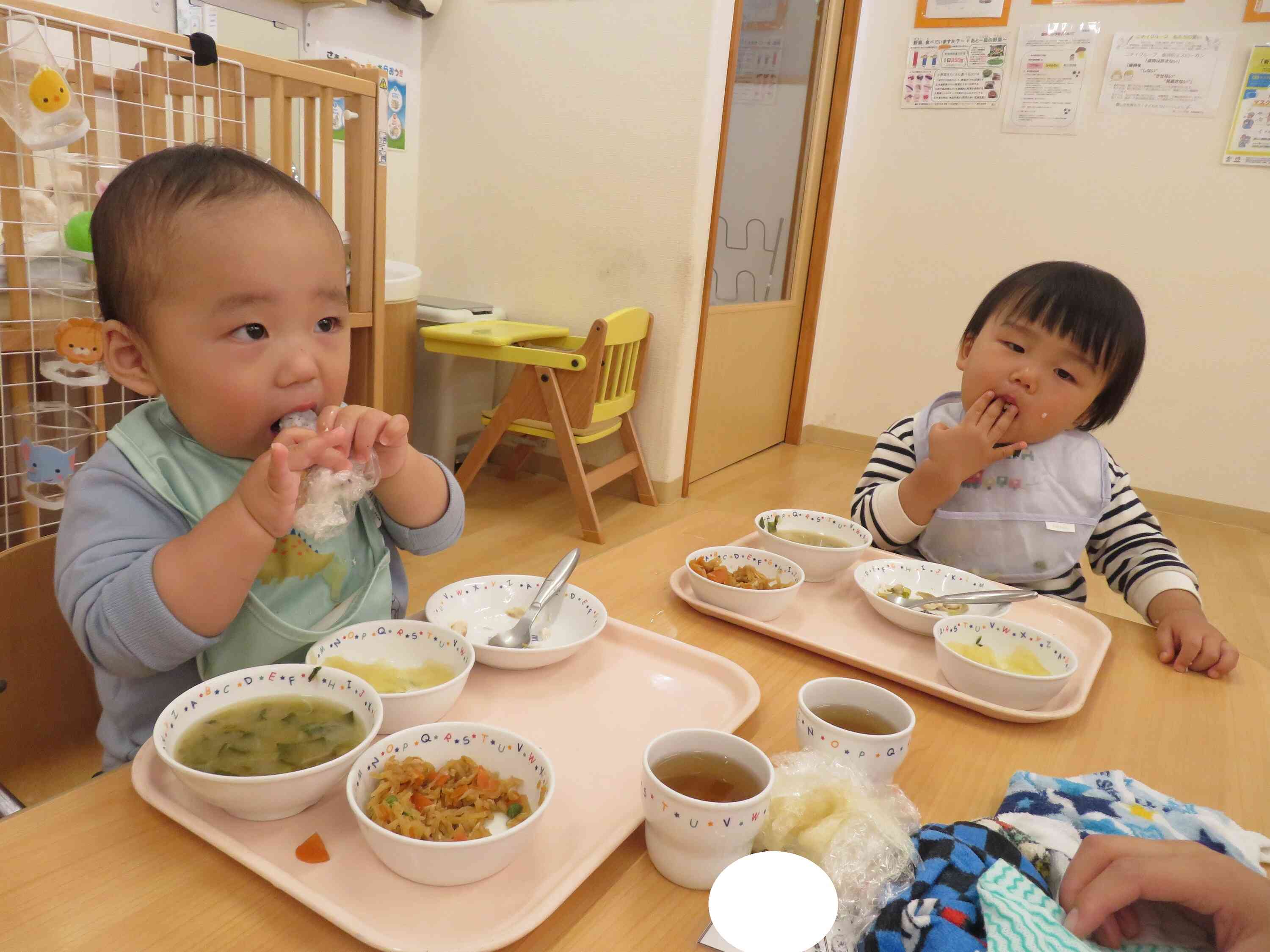 ０歳児クラスのお友だちも大きなお口で食べました！