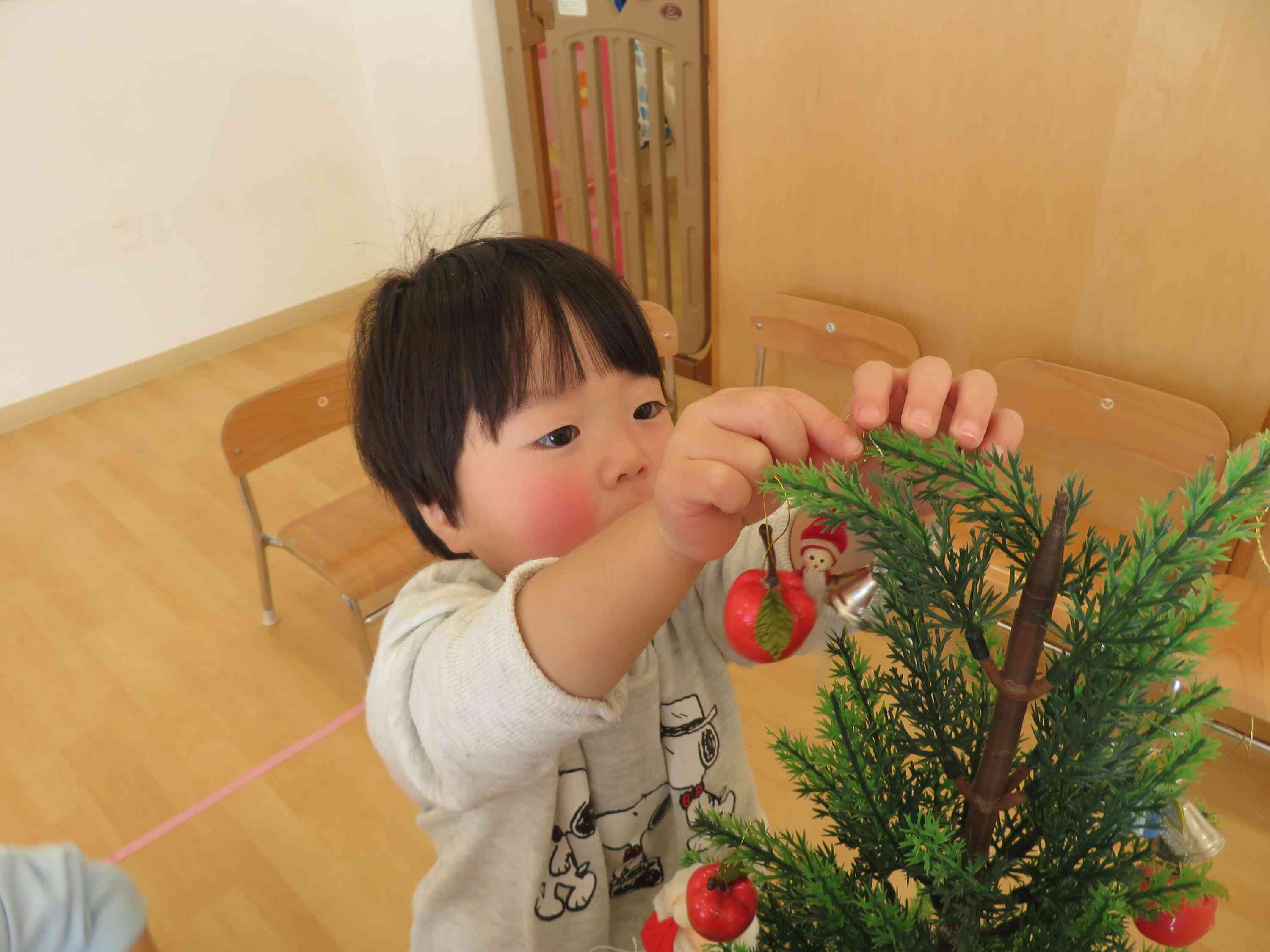 「よいしょ」と背伸びをしながら高いところにも飾ってくれました♪