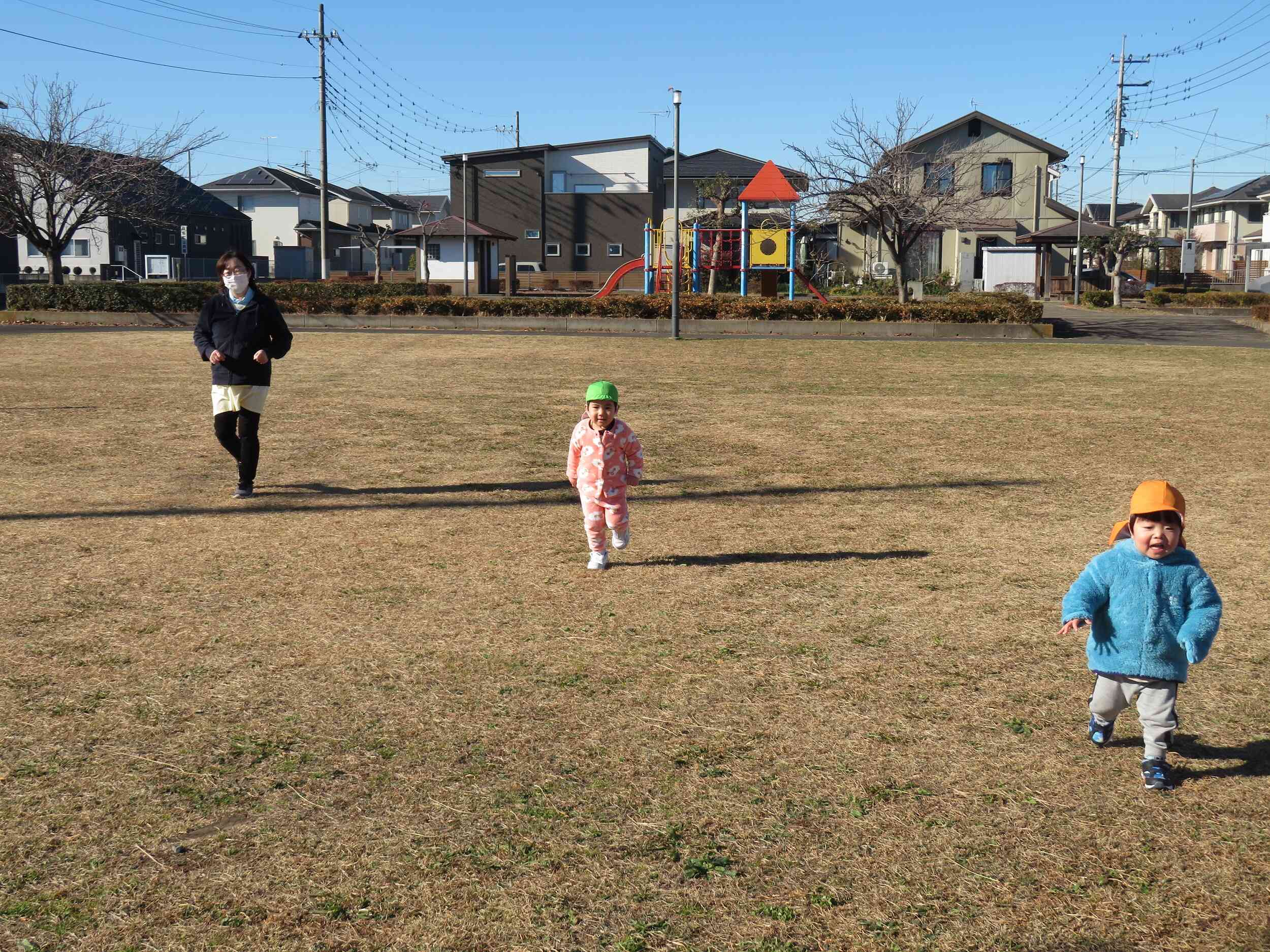 待て待て～！先生と一緒に元気いっぱい走ります。