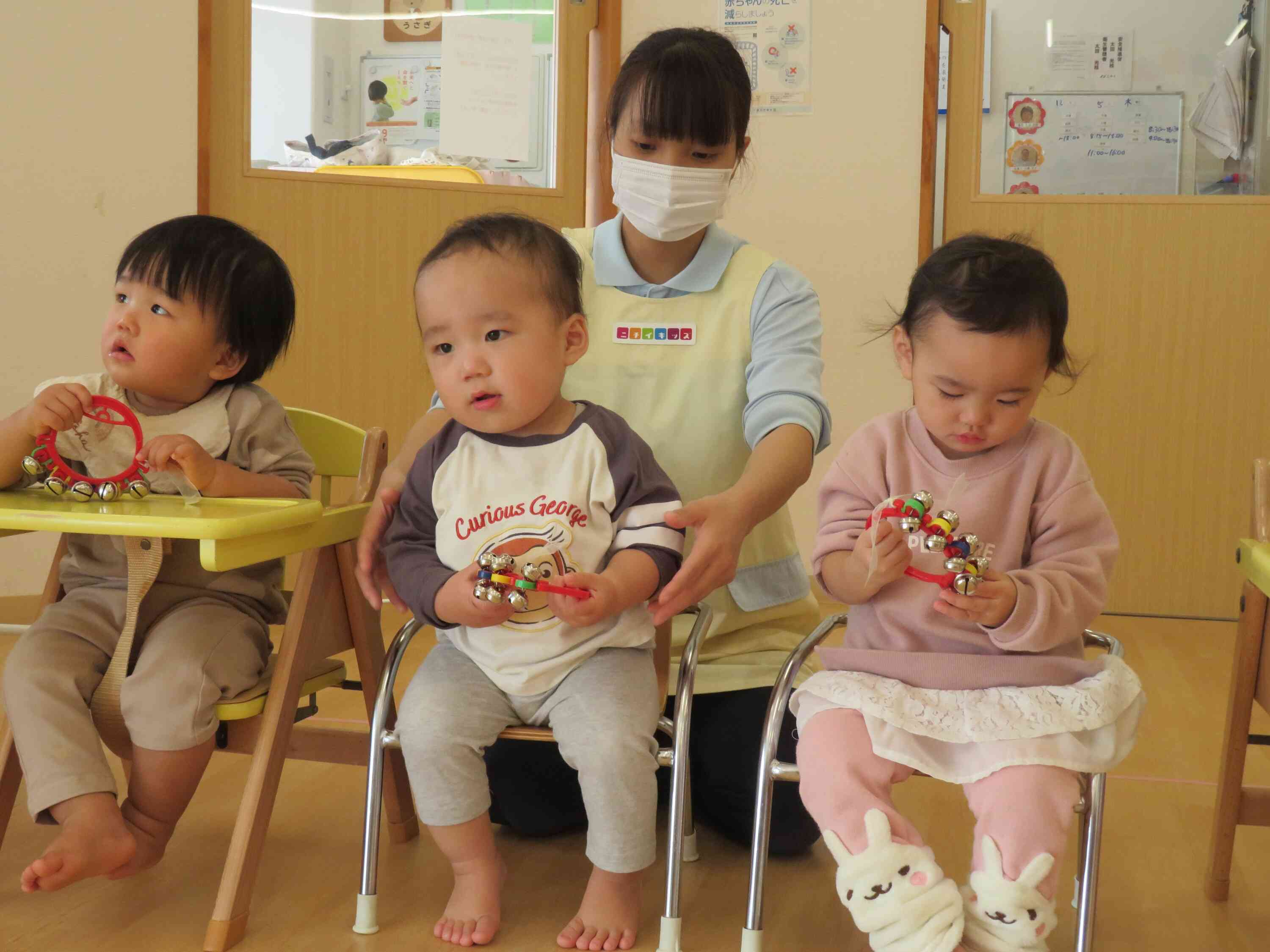 0歳児のひよこ組さんは、鈴を鳴らして「リンリンリン」と、とっても嬉しそうでした。