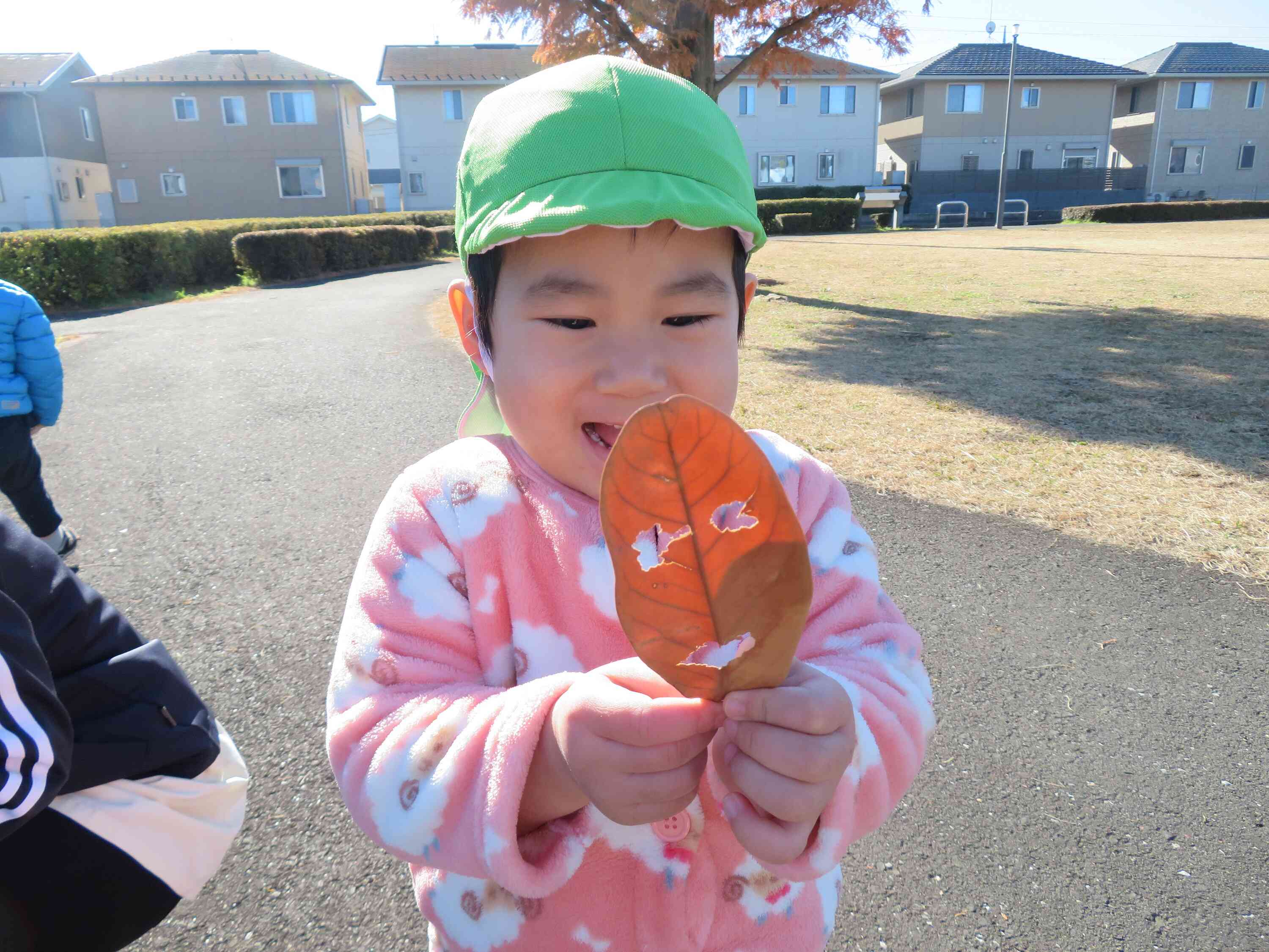 落ち葉に穴をあけて顔ができると「おばけだぁ～」と嬉しそうに見せてくれました！