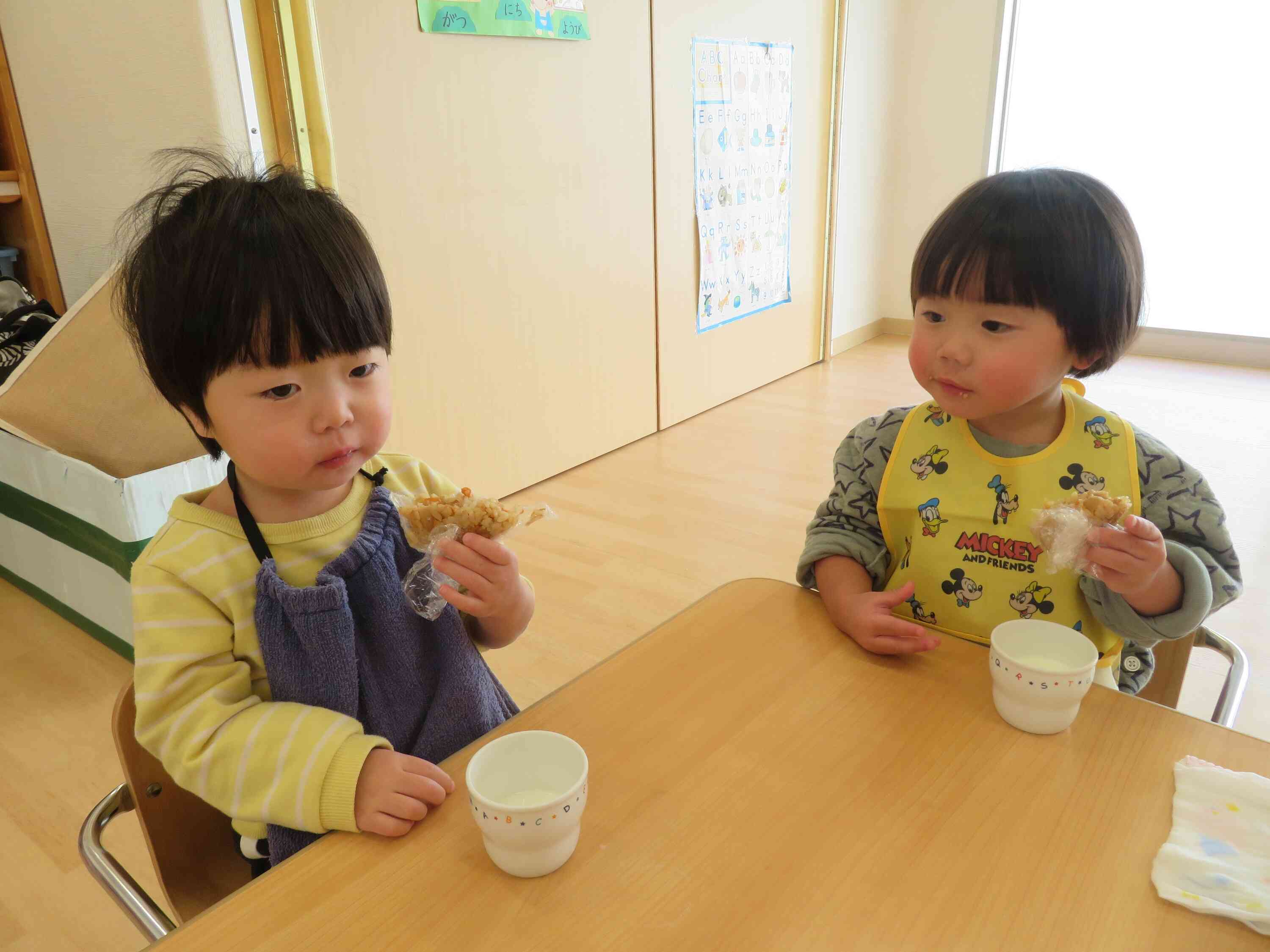 「良く噛んで食べようね！」