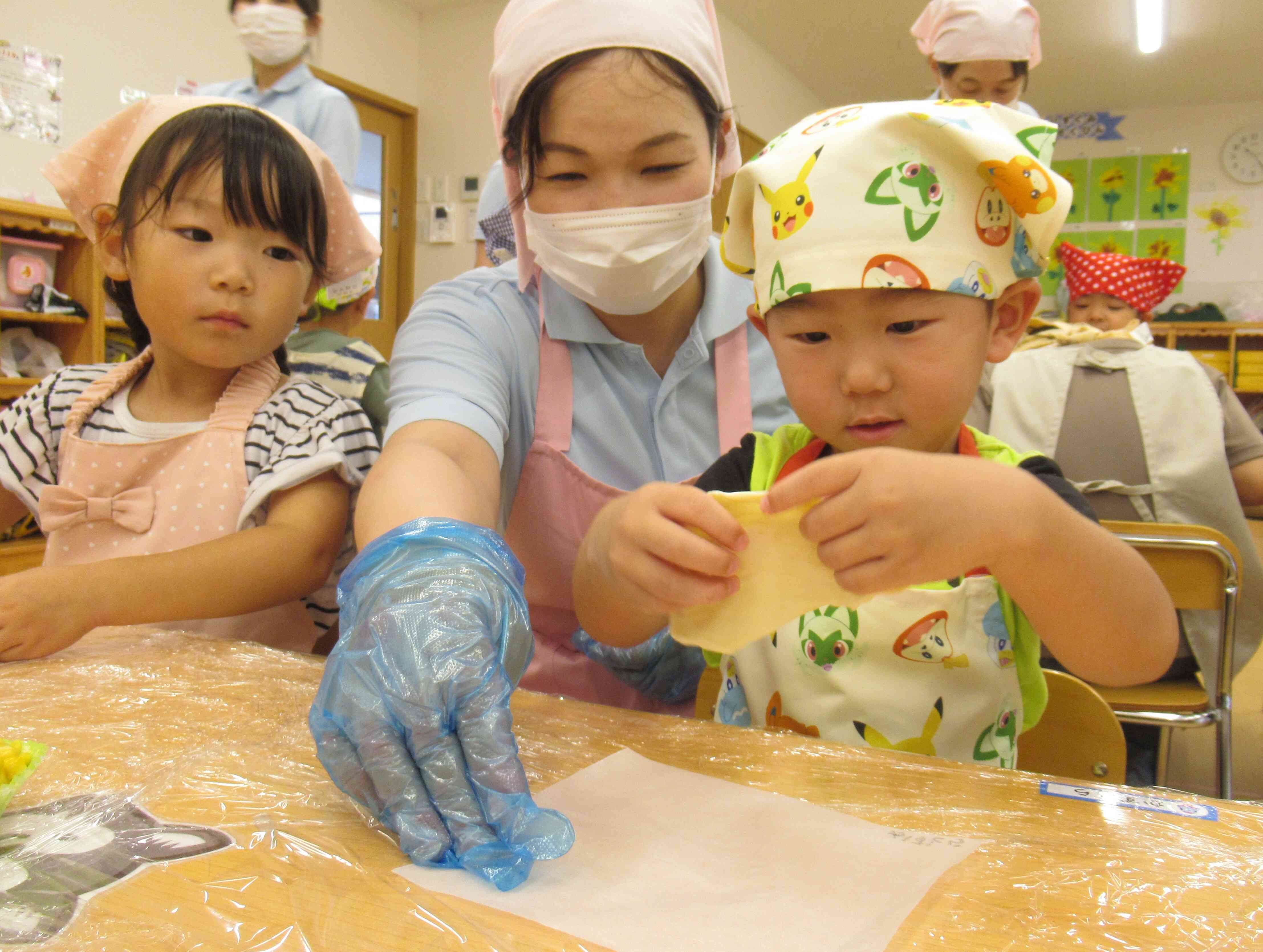 7月の食育活動（野菜の収穫、ピザ作り）