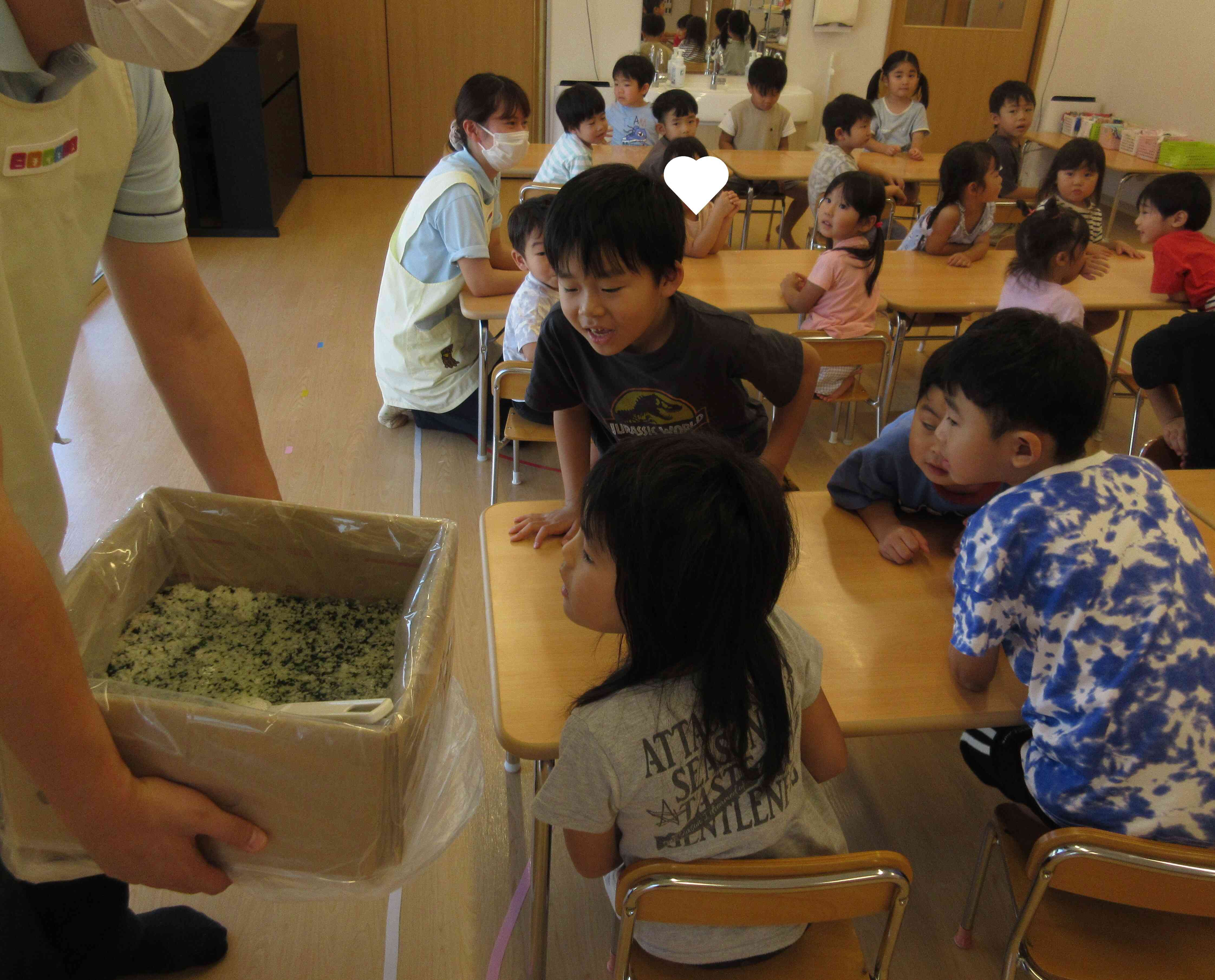 9月の食育活動（非常食を食べてみよう）