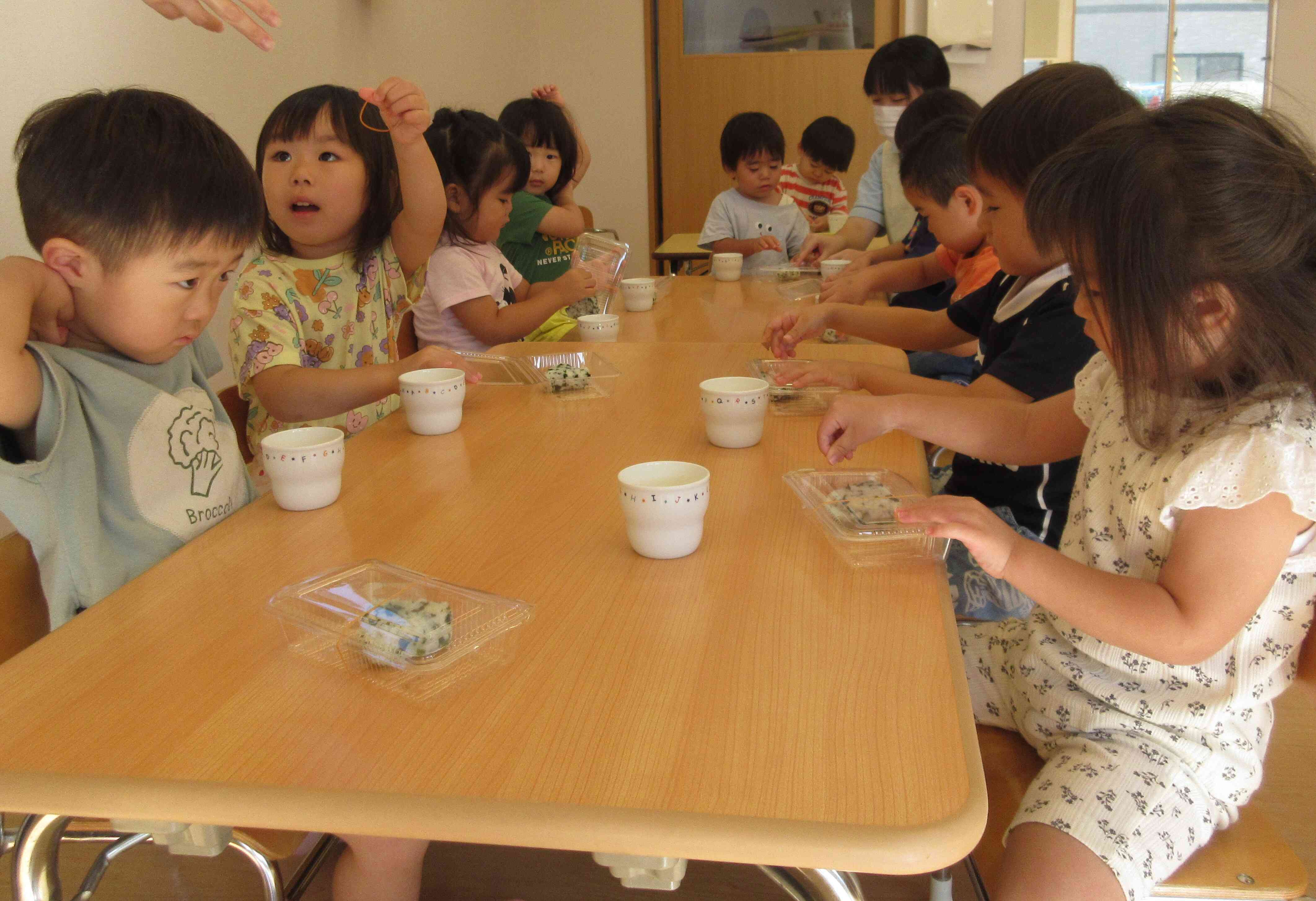 使い捨ての容器でわかめごはんを食べました