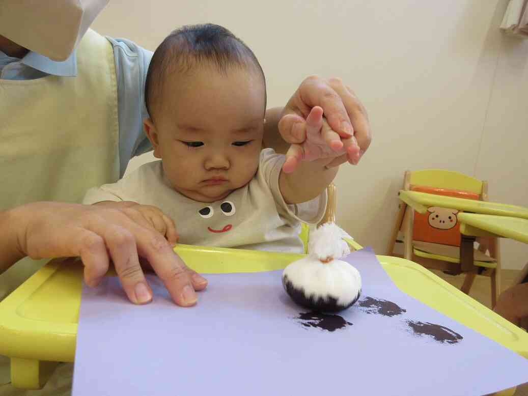 0歳児：ひよこ組の製作の様子　～ポンポン～