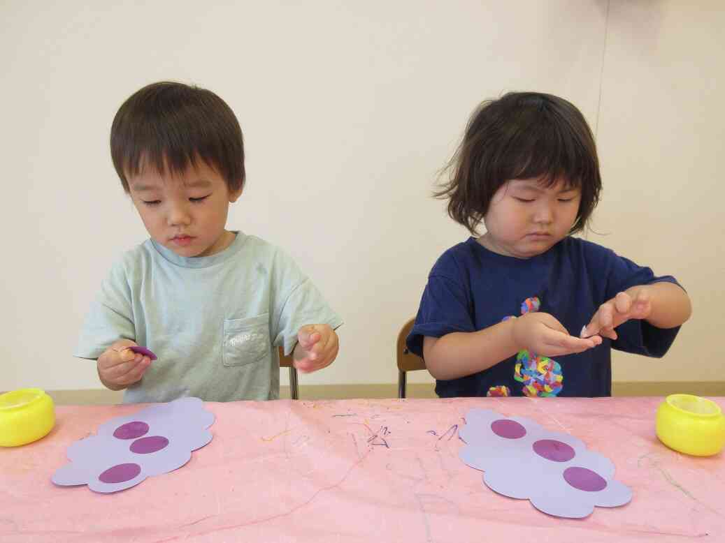 2歳児：うさぎ組の製作の様子　～糊で貼りました～