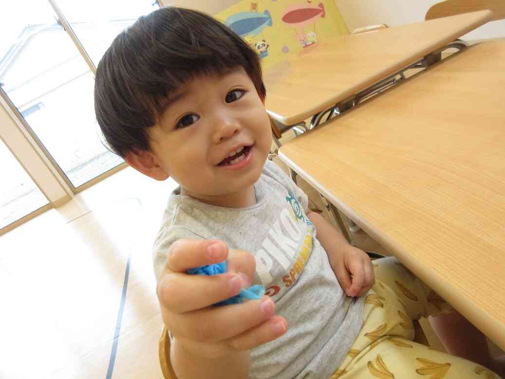 1歳児：あひる組の製作の様子　～お花紙をにぎにぎ～