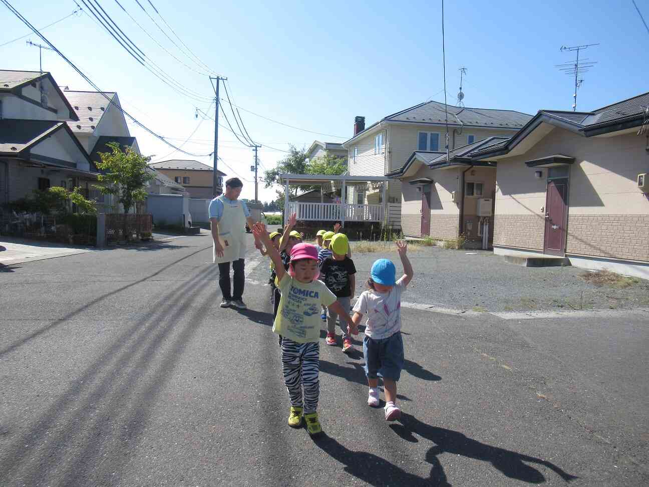 手を上げて道路を渡ります。