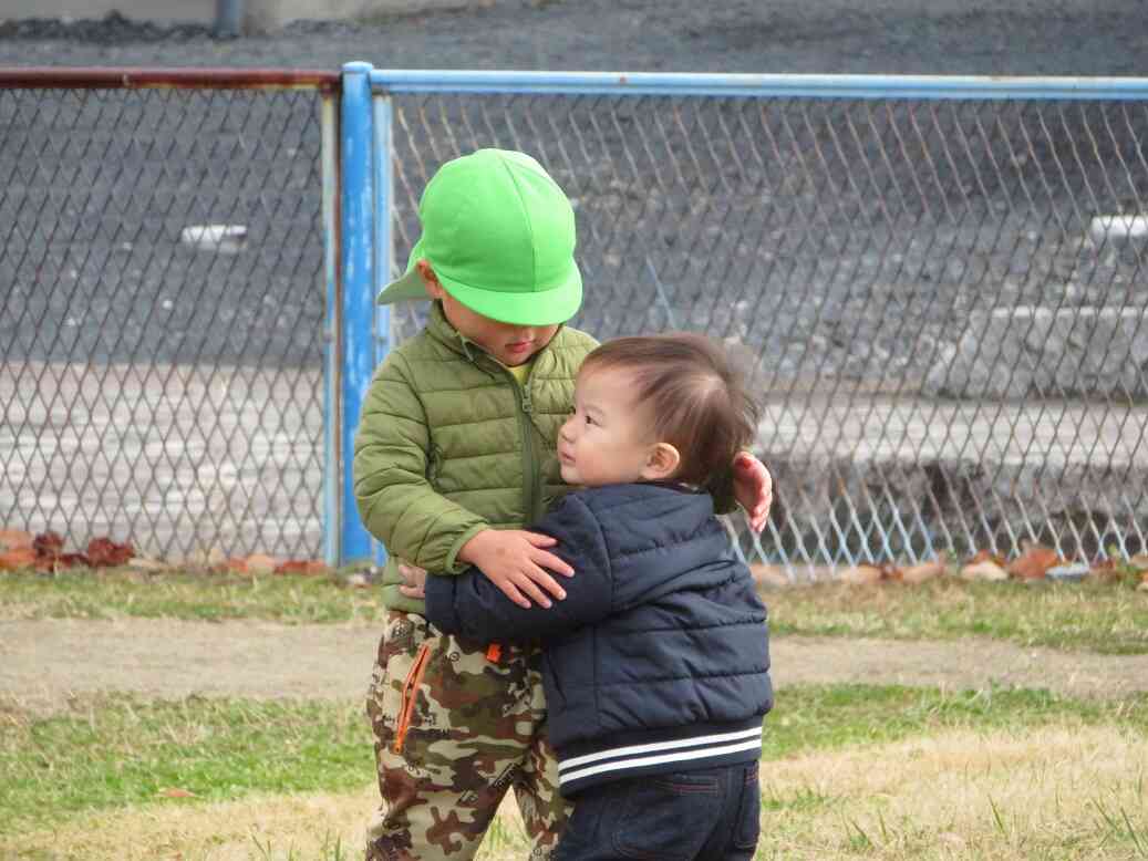 お兄さん（うさぎ組：2歳児）みーつけた♡（ひよこ組：0歳児）