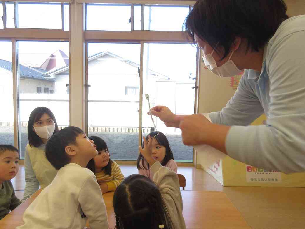 給食の先生から七草粥についてのお話を聞きました。