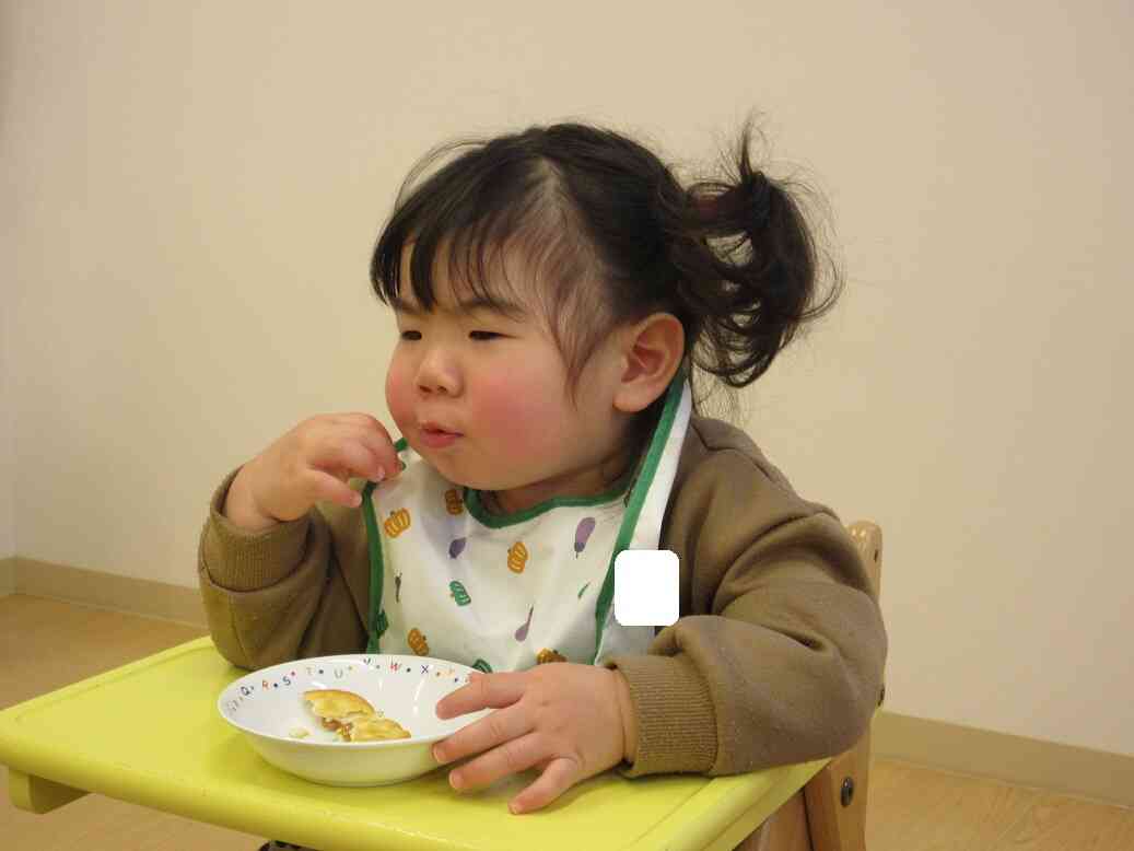 食べることが大好きなひよこ組（0歳児）のお友達♡