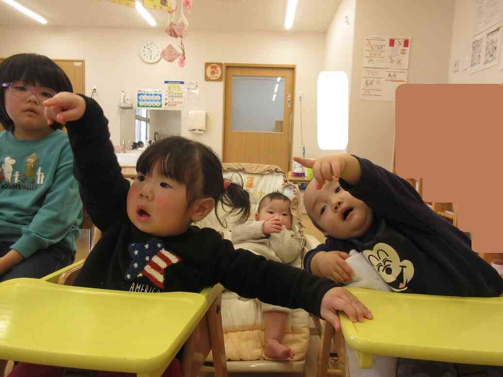 指差ししながら喜ぶひよこ組（0歳児）のお友達♡