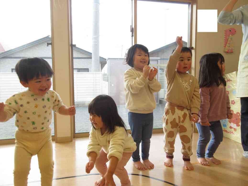 ひよこ・あひる・うさぎ組（0.1.2歳児）の遊びの様子から