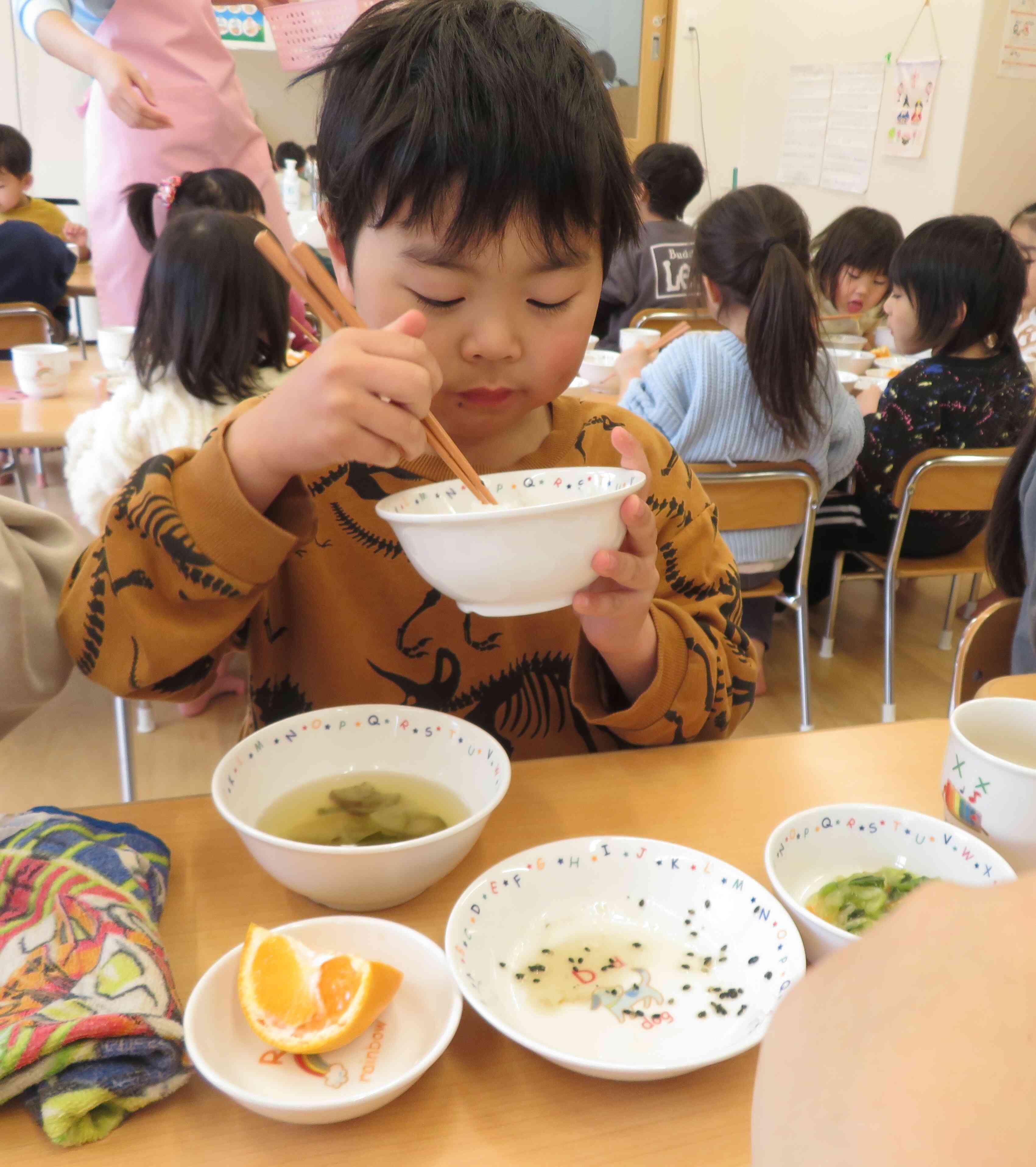 食器を持って♪