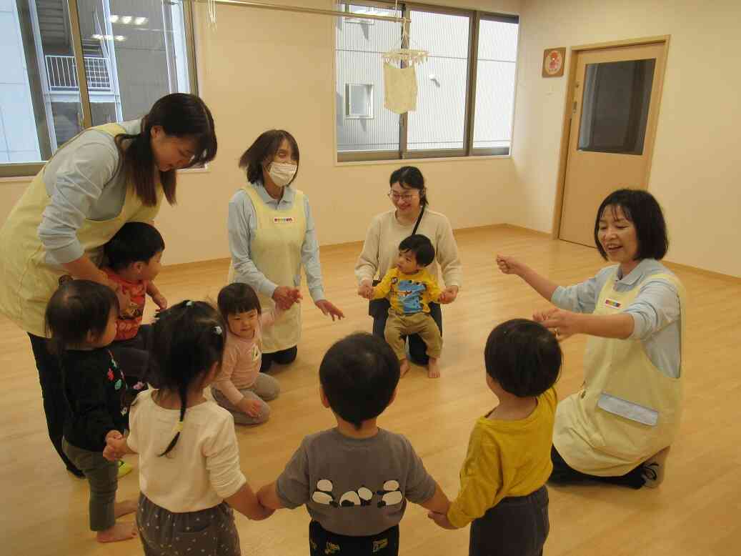 みんなで丸くなって、はじまりの歌を歌ってから始めたよ♪