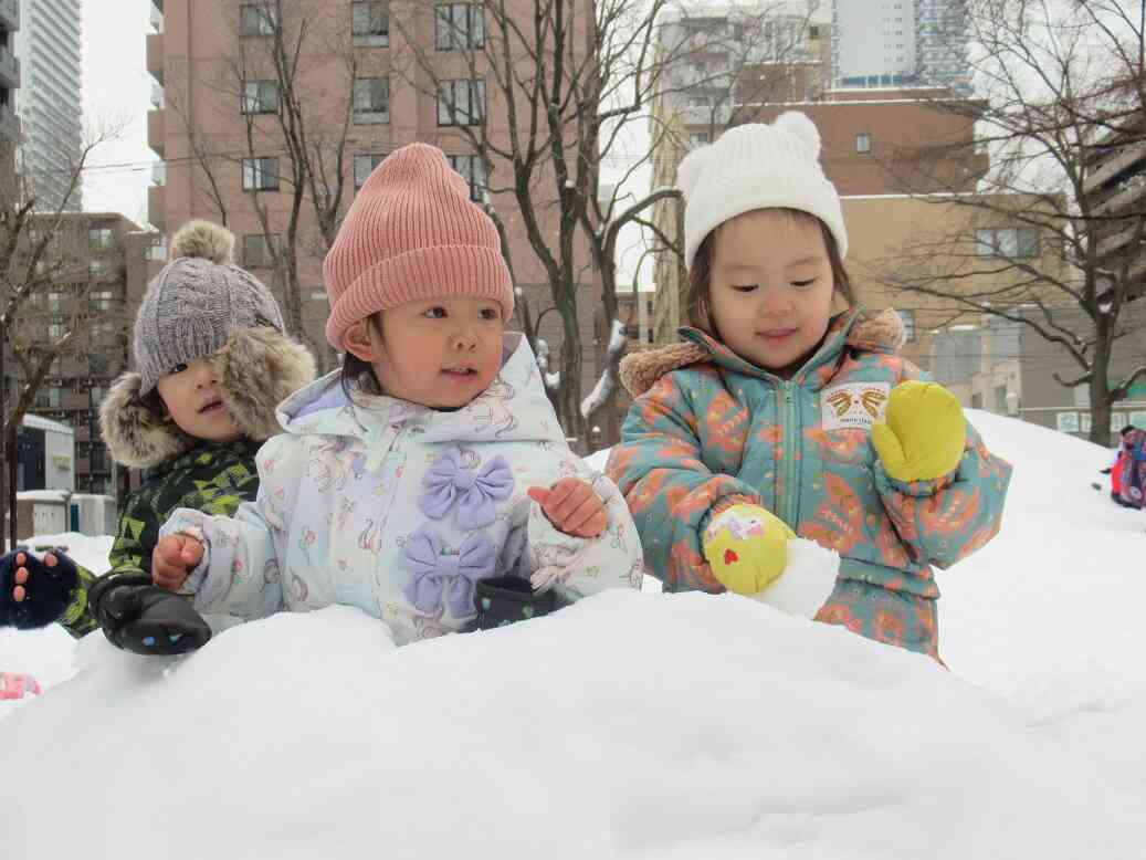 公園で雪遊びをしました！