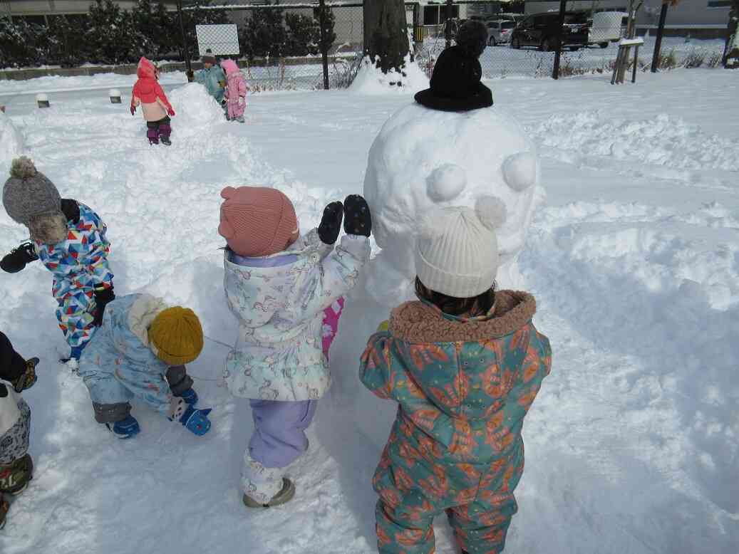 雪だるま作りに熱中♬