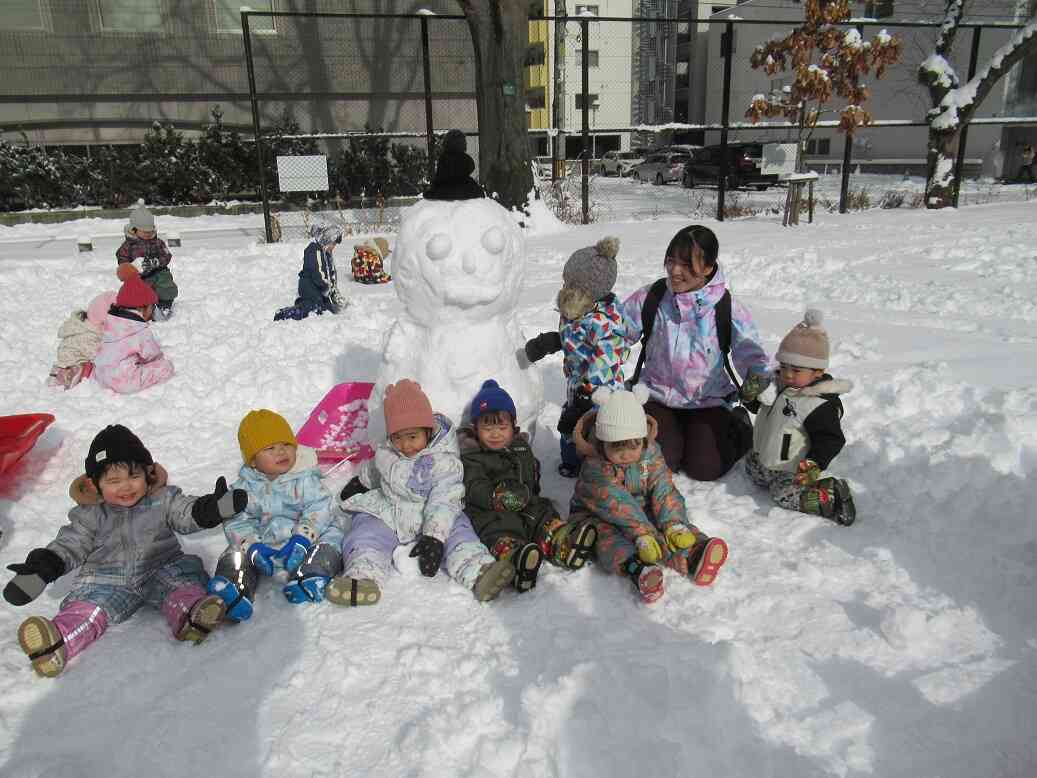 完成した雪だるまとパシャリ！（1歳児）