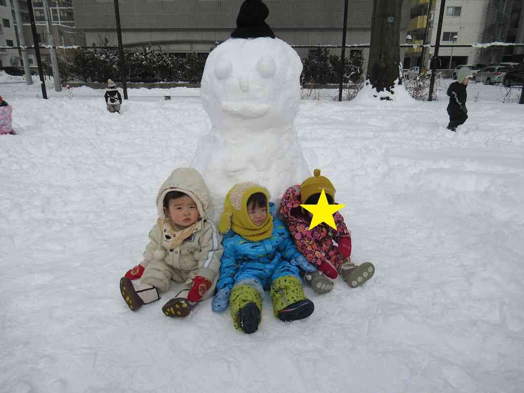 完成した雪だるまとパシャリ！（0歳児）