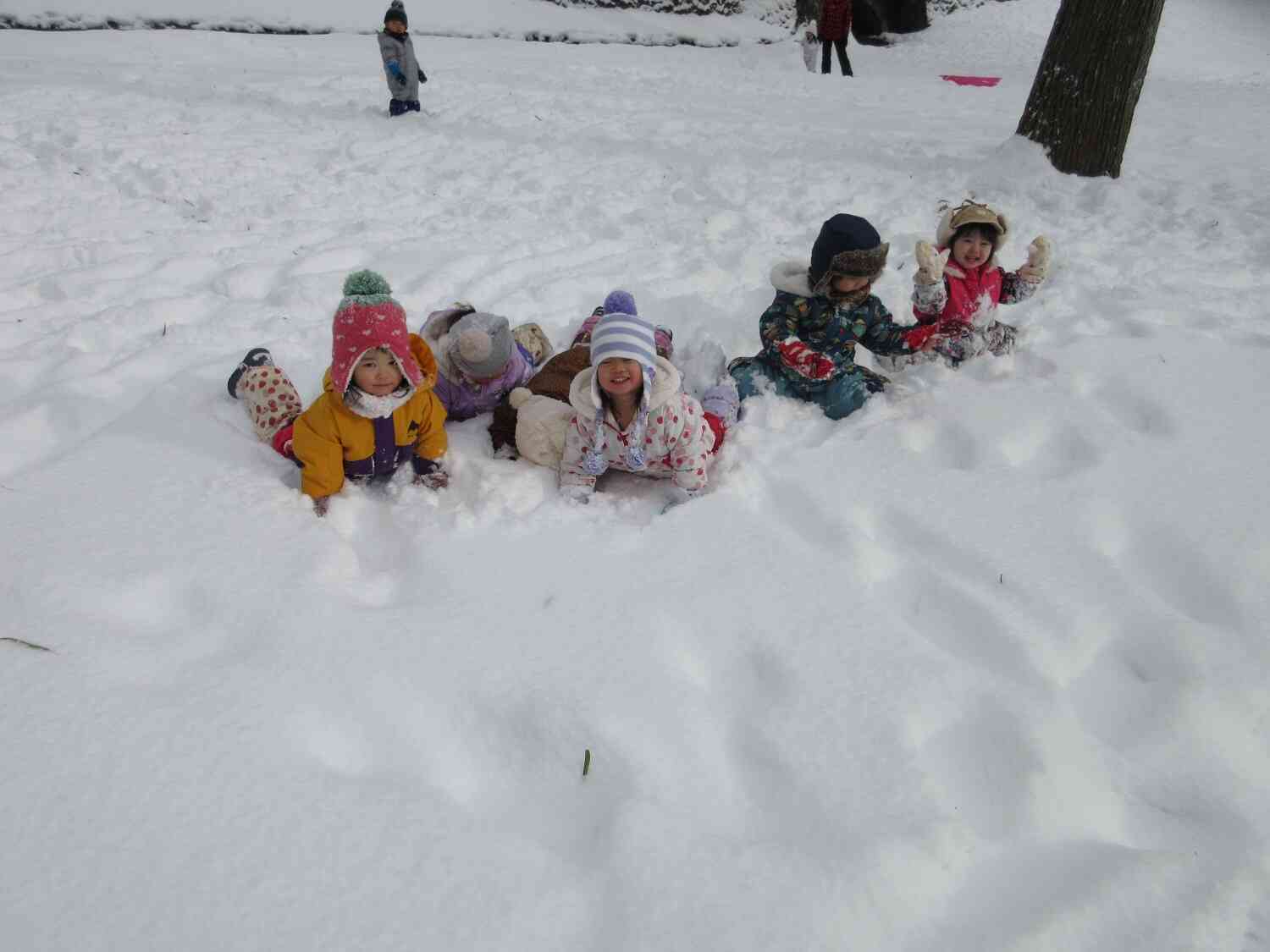 みんな雪まみれになって楽しんでいます