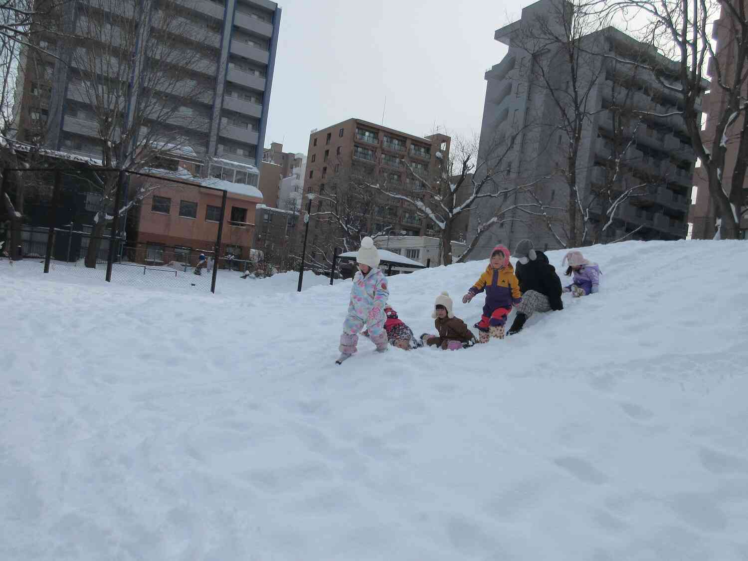 今日も雪遊び！