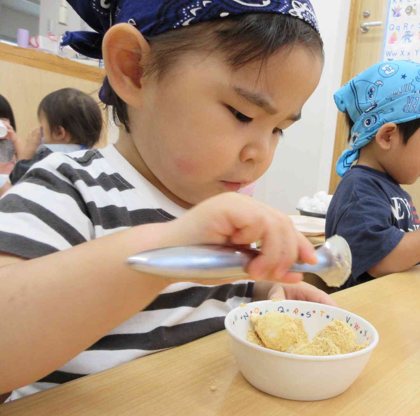 早く食べたいな～でも、丁寧にきな粉をまぜます！！