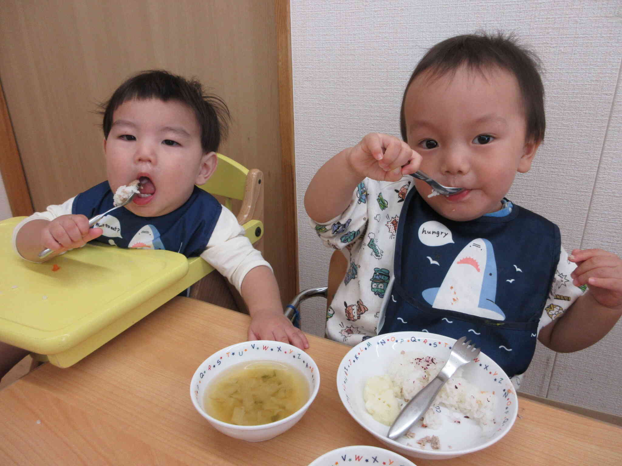 ご飯もお兄さんと一緒にパクリ♪