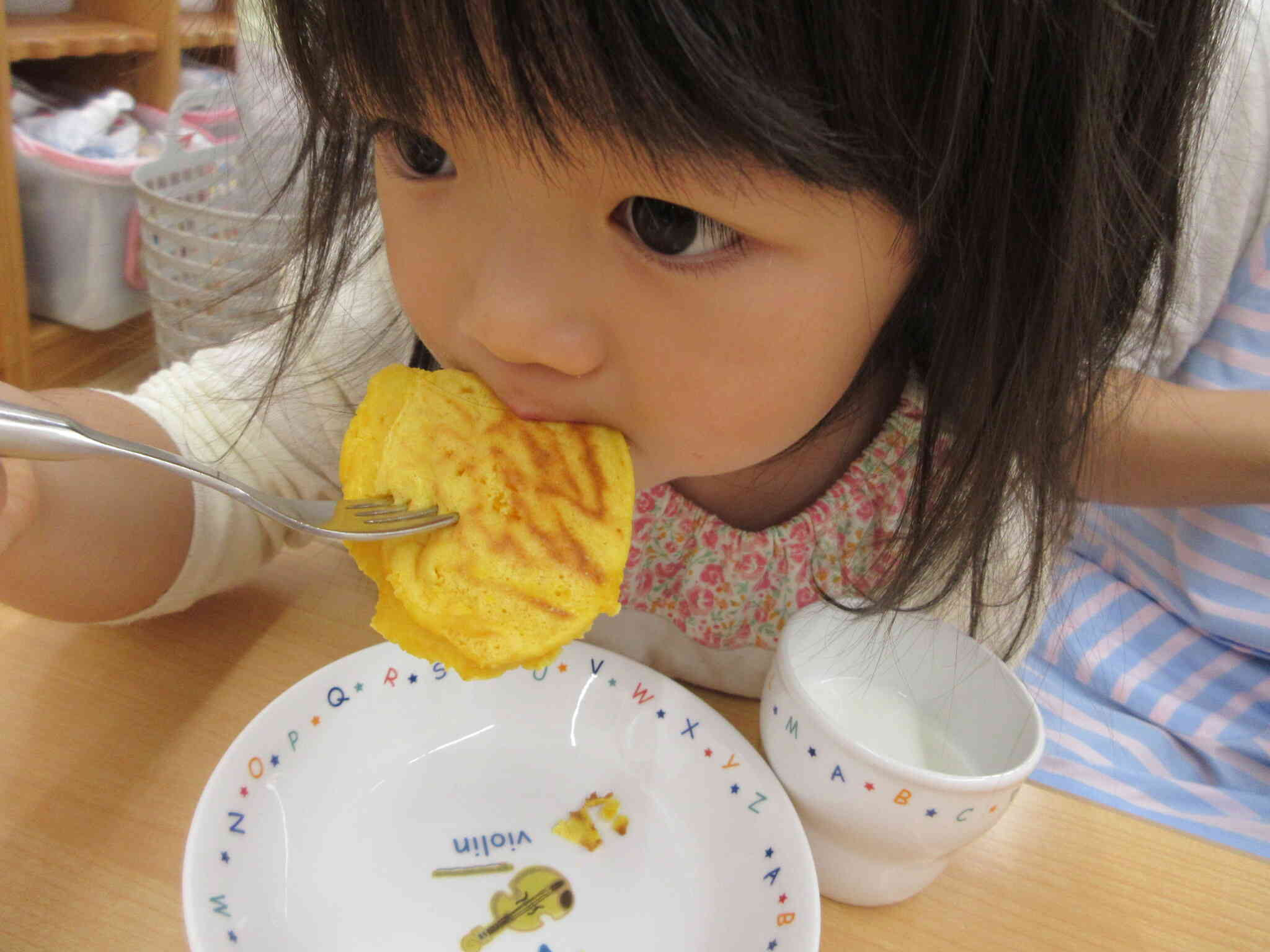 夢中で食べています。