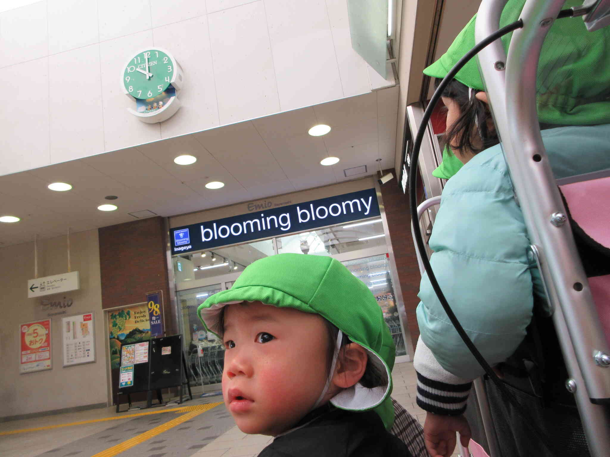 駅の時計を見てから公園に行きます！！お人形出てくるかな？