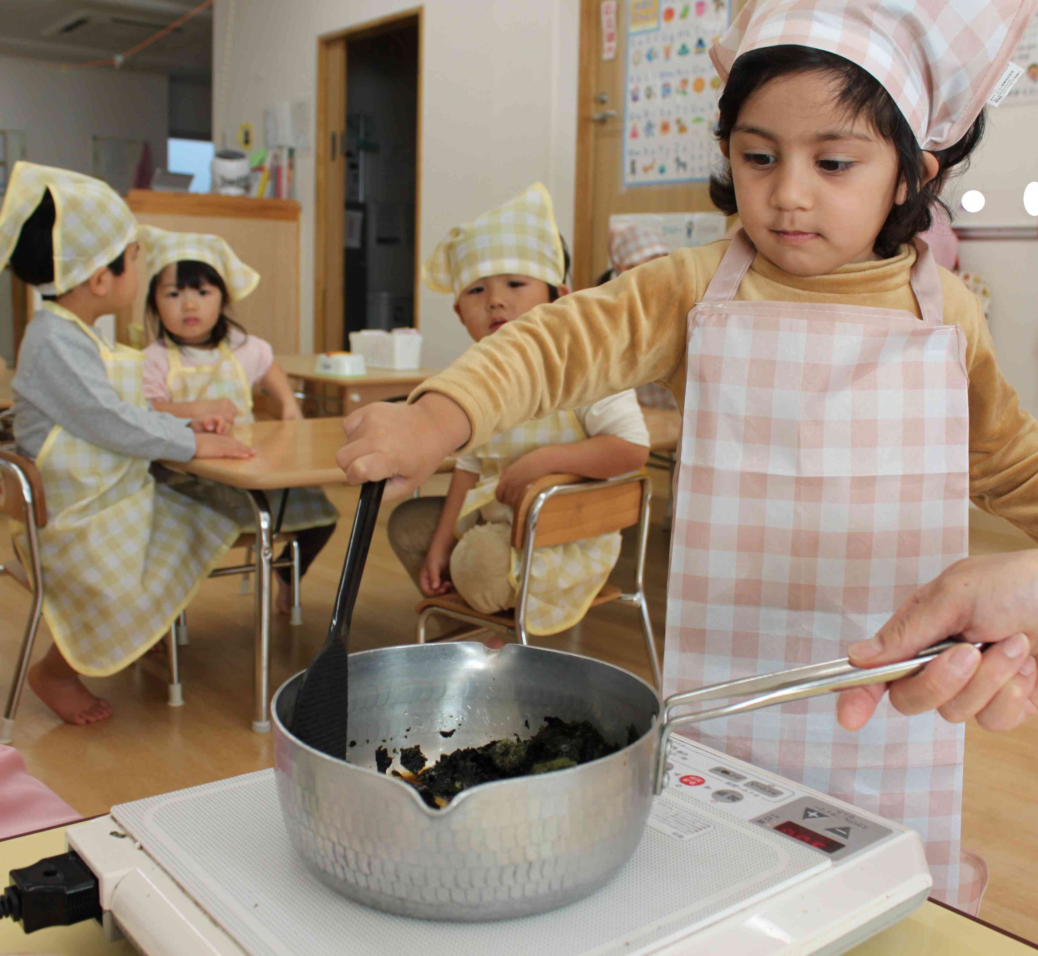 グルグルかき混ぜます。みんなが応援してくれます。